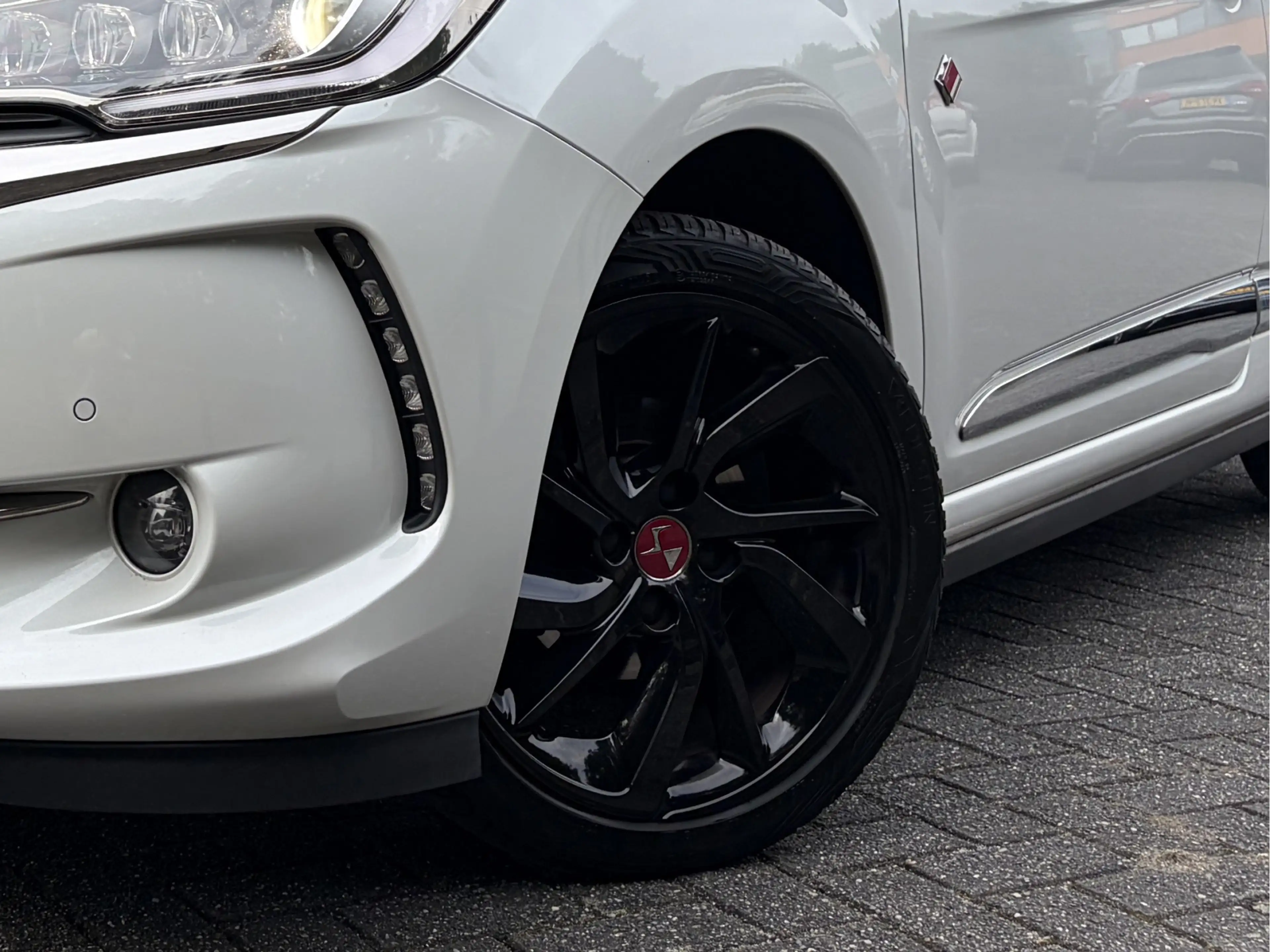 DS Automobiles DS 3 1.2 PureTech Givenchy Le MakeUp Performance Line — photo 8