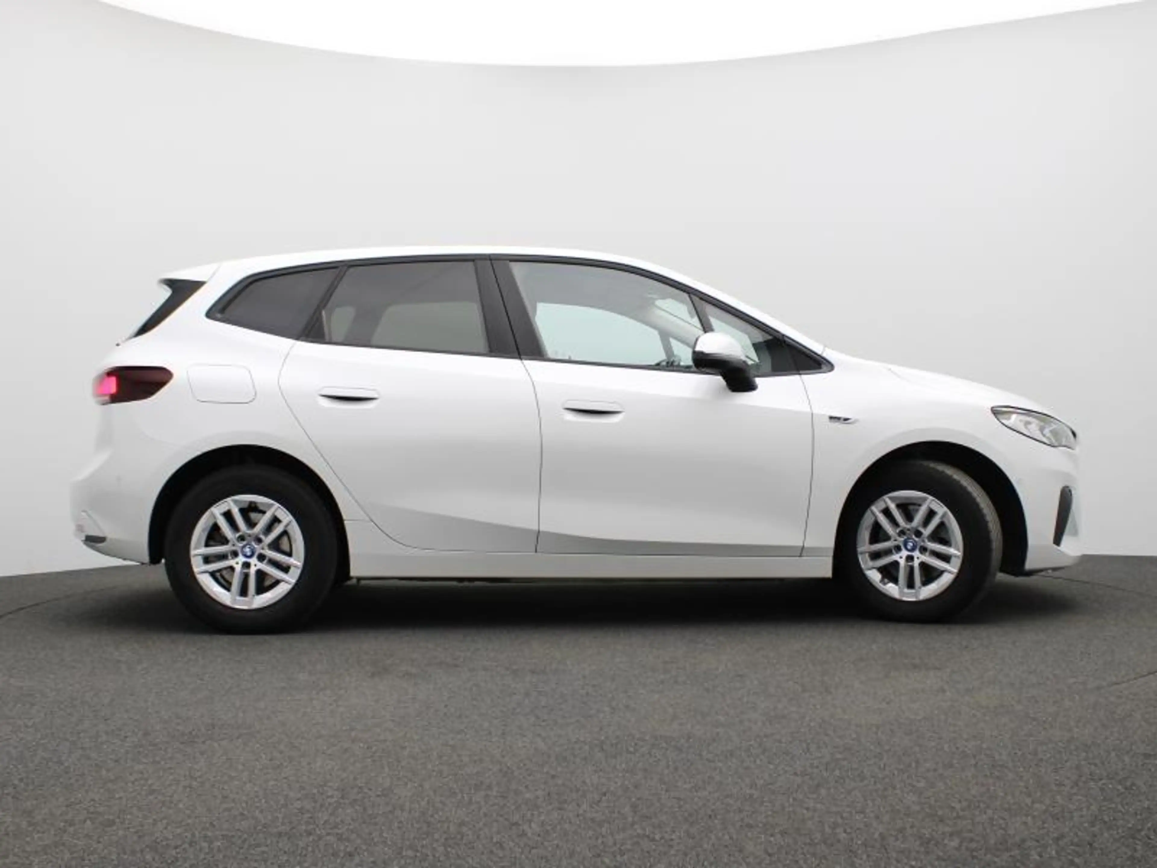 BMW 225 225e xDrive Active Tourer — photo 3