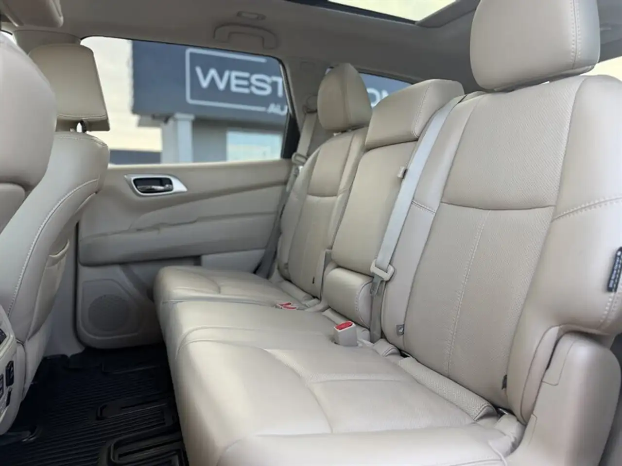 Nissan Pathfinder снимка Nissan Pathfinder