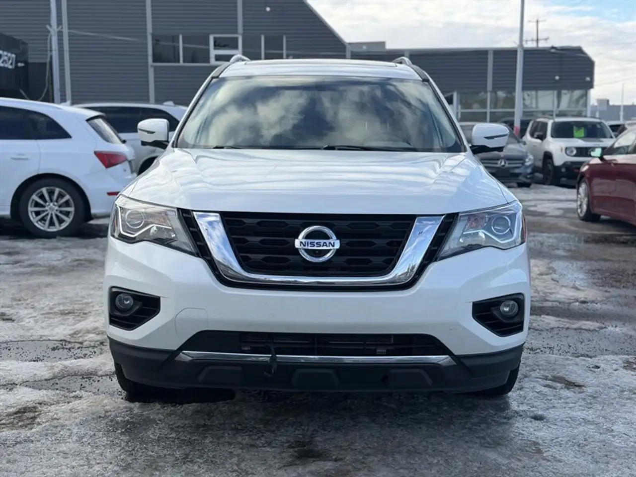 Nissan Pathfinder снимка Nissan Pathfinder