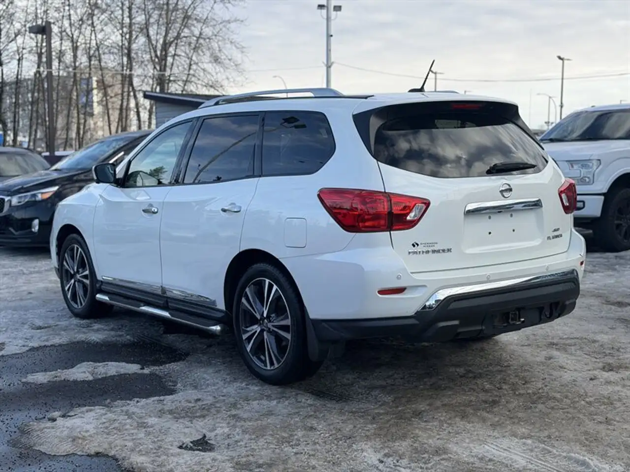 Nissan Pathfinder снимка Nissan Pathfinder