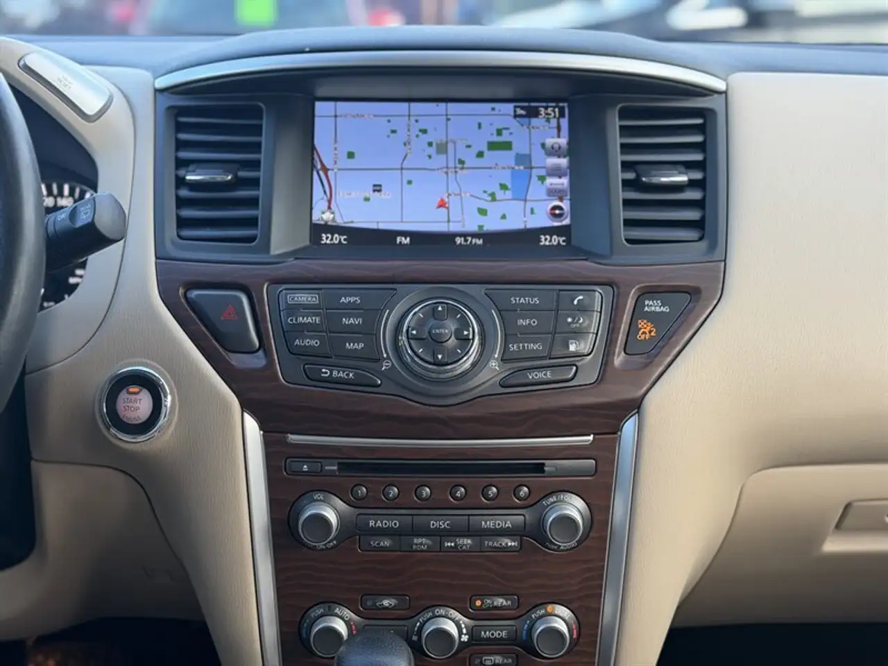 Nissan Pathfinder снимка Nissan Pathfinder