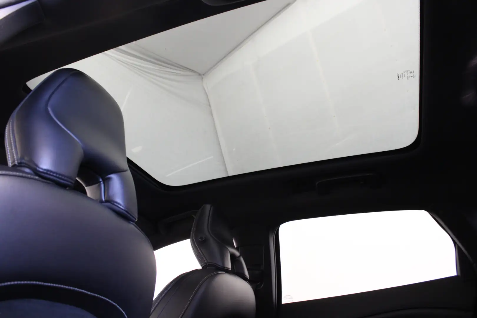 Volvo V40 1.6 D2 R-Design |Pano| Schwarz - 2