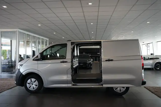 Volkswagen Transporter view 5
