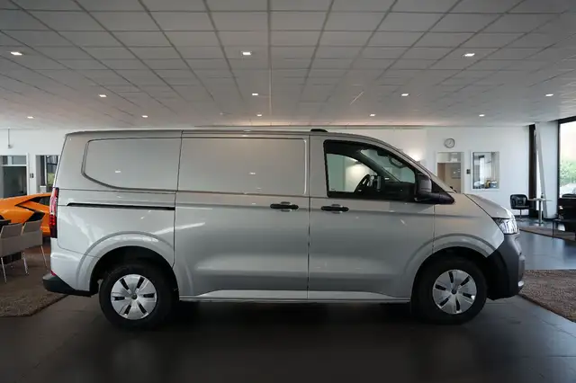 Volkswagen Transporter view 4