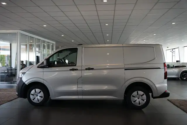 Volkswagen Transporter view 3
