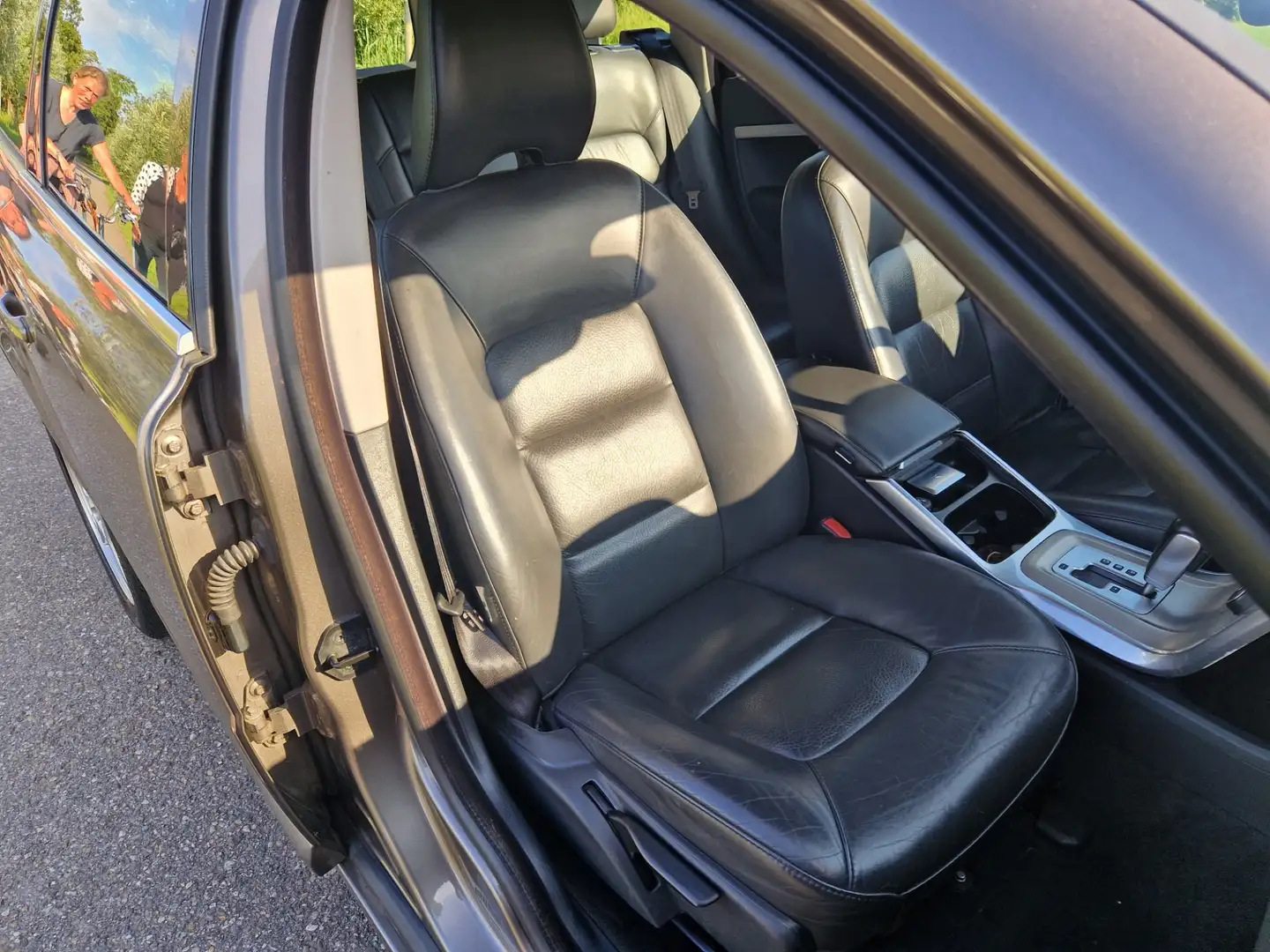 Volvo V70 1.6 T4 Summum / Automaat / Airco / Navigatie / CC Grijs - 2