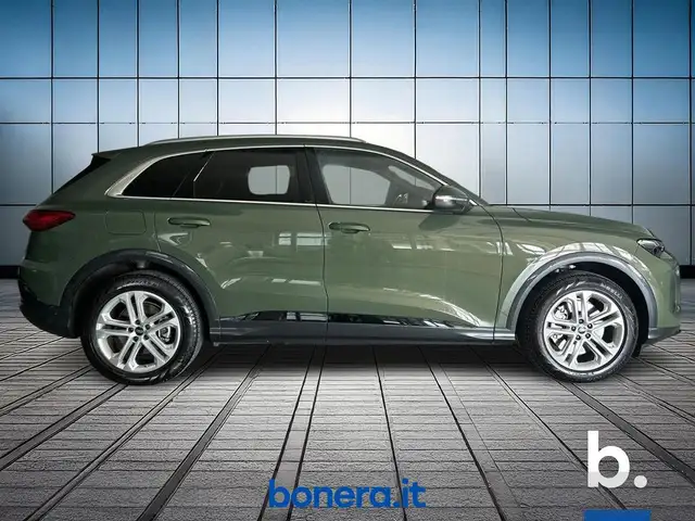 Audi Q5 view 4