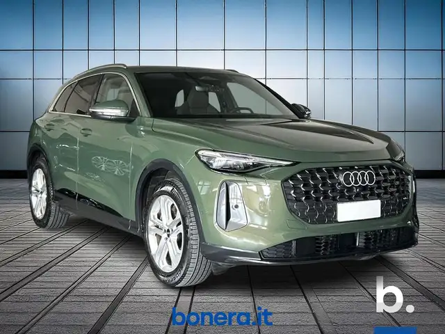 Audi Q5 view 3