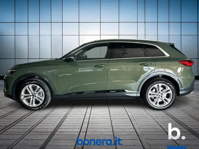 Audi Q5 view 8