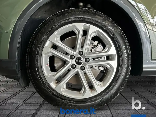 Audi Q5 view 11