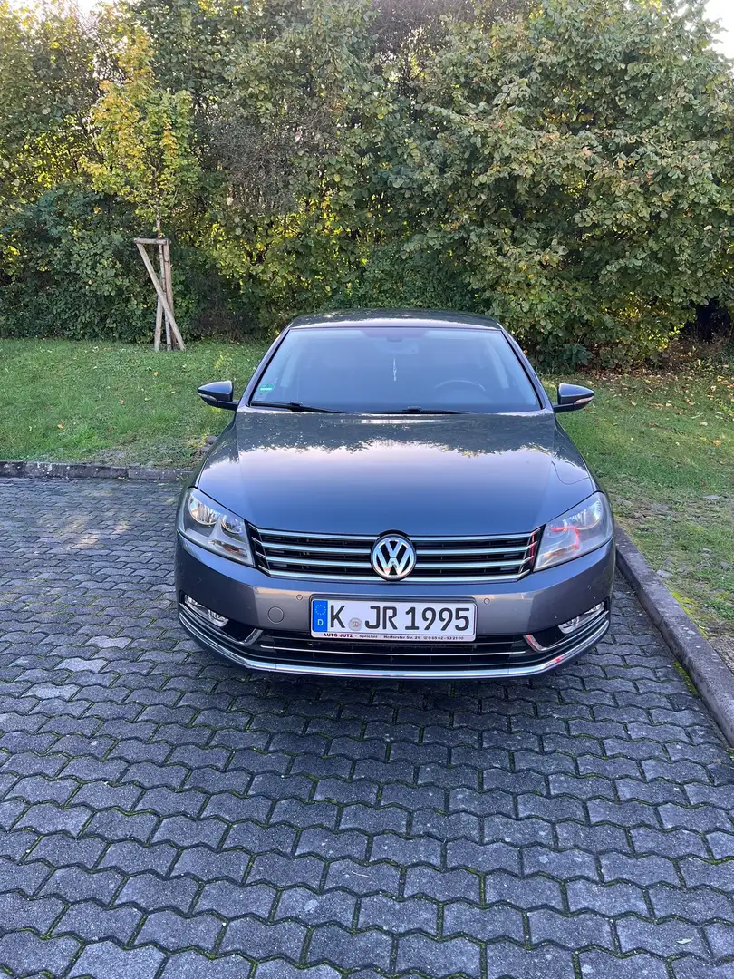 Volkswagen Passat Highline mit TÜV Grau - 1