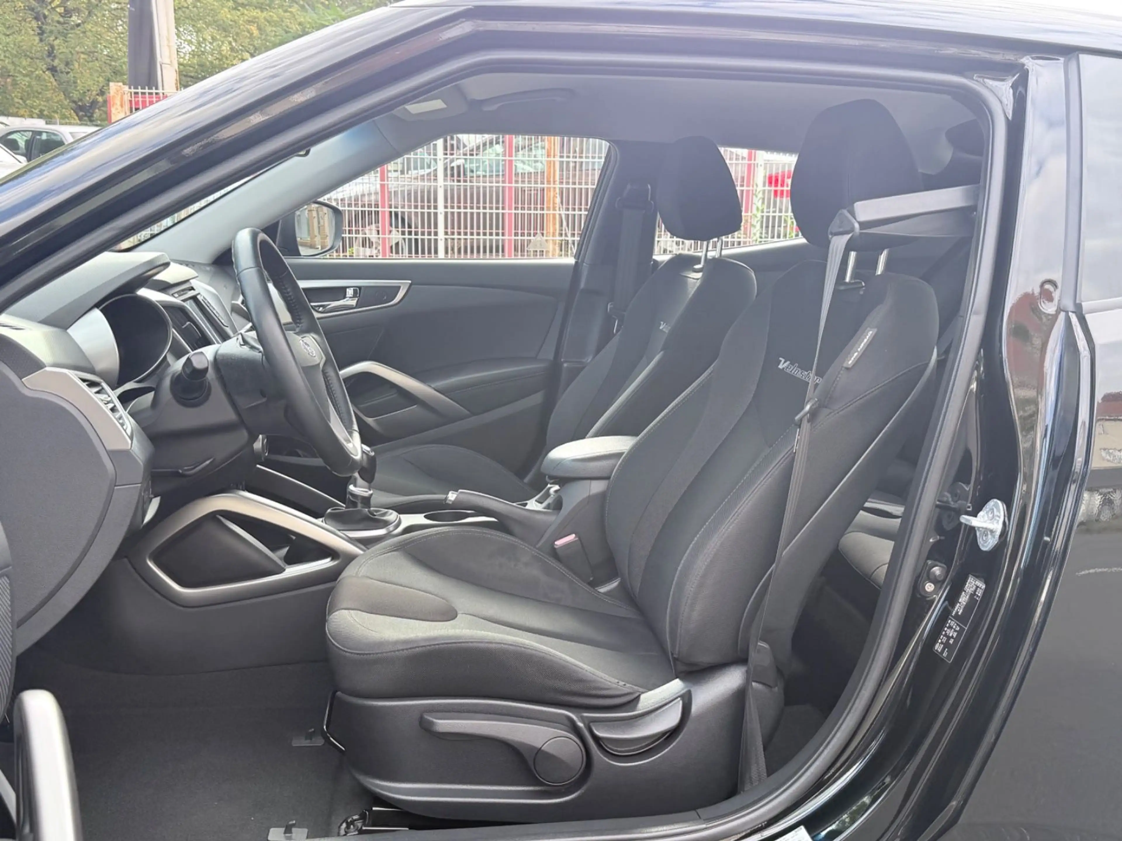 Hyundai VELOSTER VELOSTER 1.6 GDI STYLE *KLIMAAUTO*LED*AUS 2.HAND — photo 10
