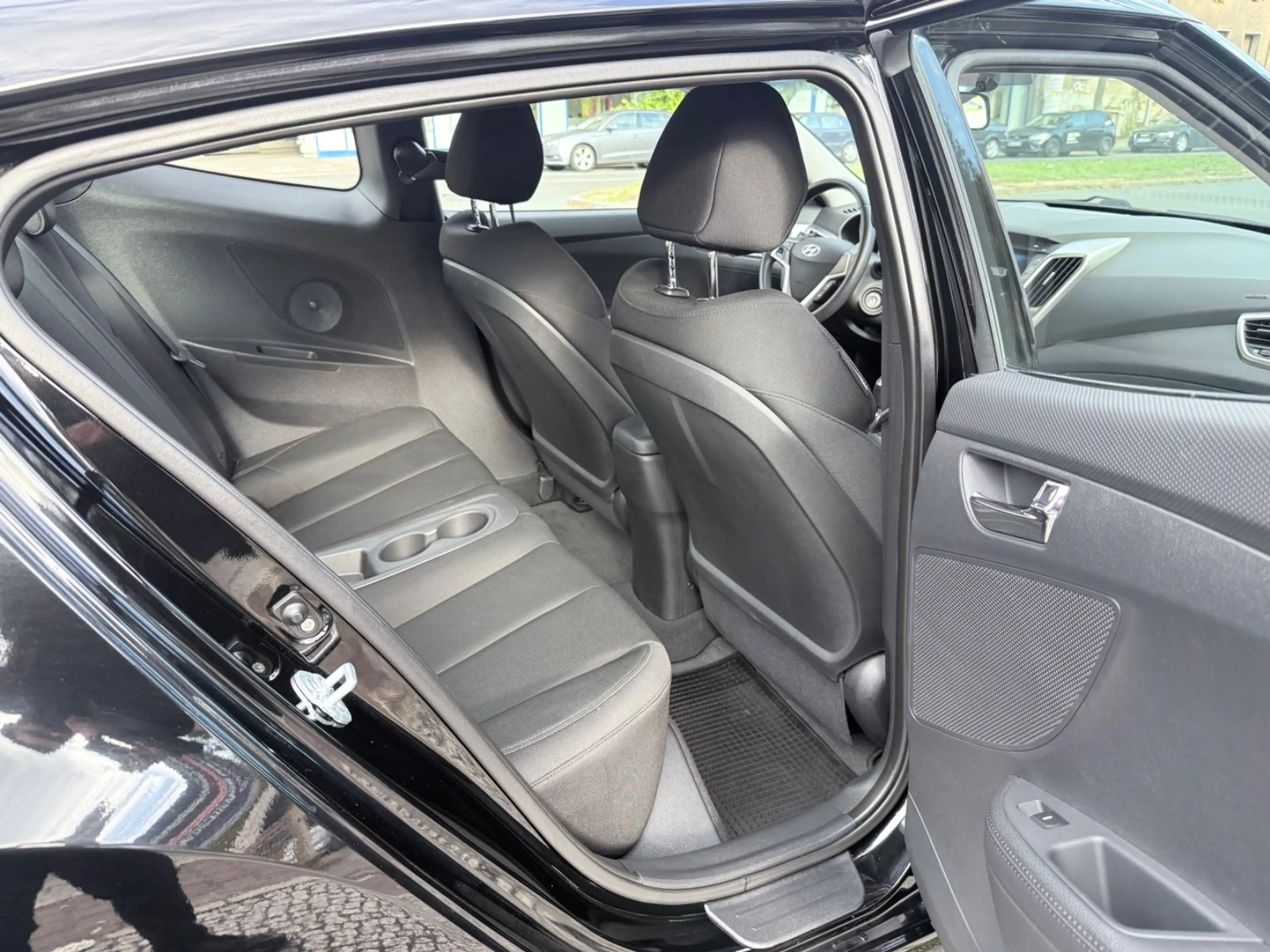 Hyundai VELOSTER VELOSTER 1.6 GDI STYLE *KLIMAAUTO*LED*AUS 2.HAND — photo 12