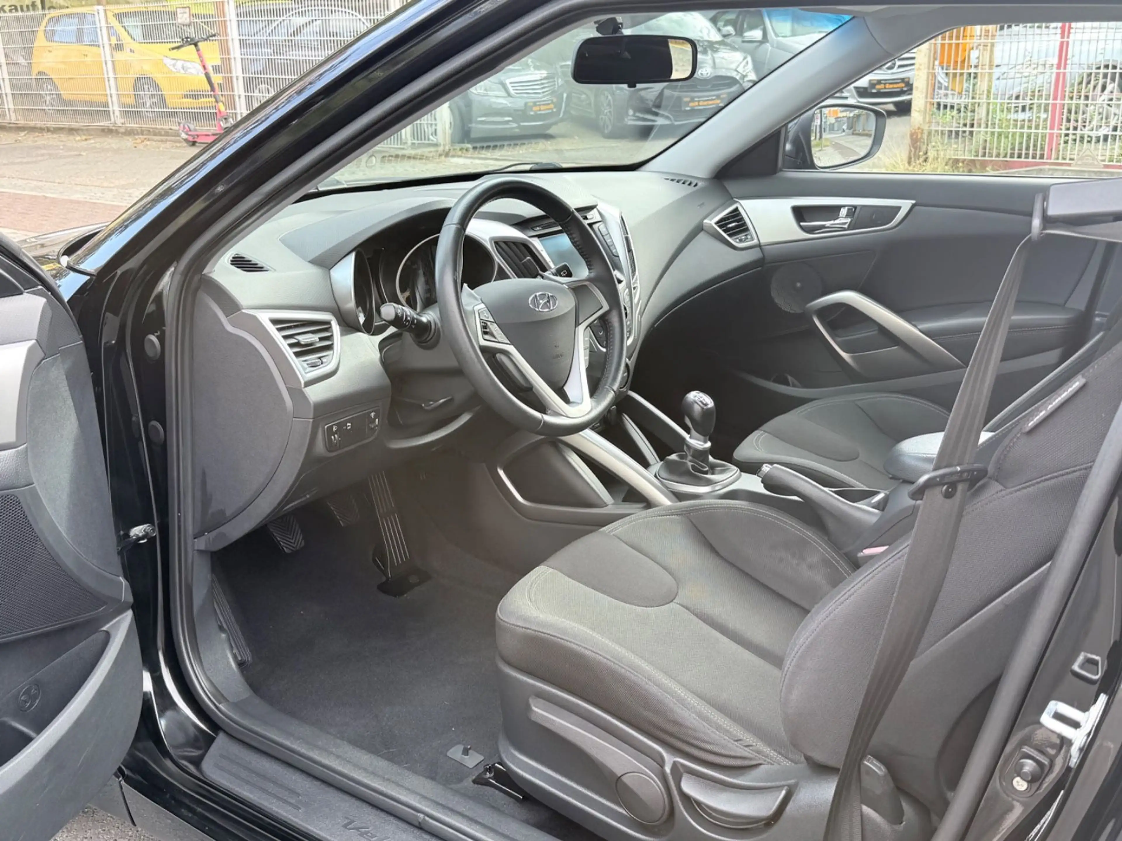 Hyundai VELOSTER VELOSTER 1.6 GDI STYLE *KLIMAAUTO*LED*AUS 2.HAND — photo 9