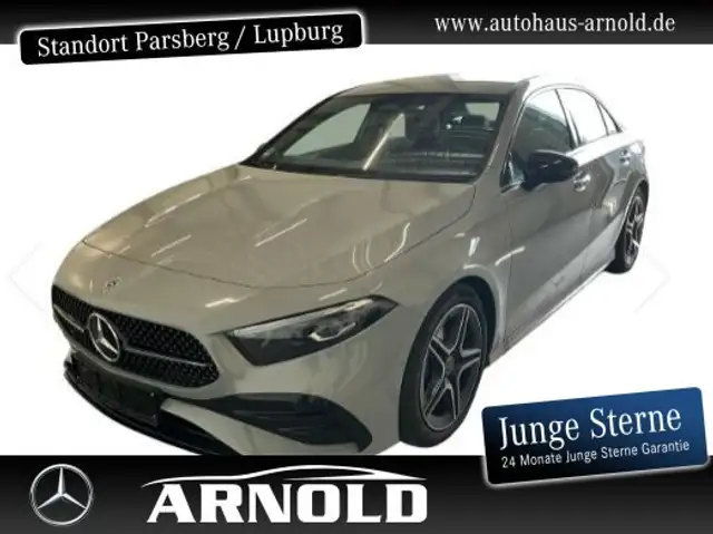 Mercedes-Benz A 200 Limousine AMG Line Distr Burmester Multib. AMG Styling/Night Paket/Special Edition/Navi/Distronic/KeylessGo/Autom./LED