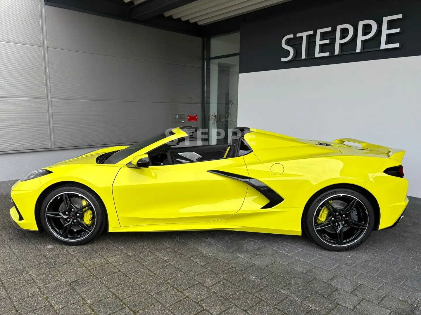 Corvette C8 Stingray Convertible 3LT Europamodell STEPPE Gelb - 2