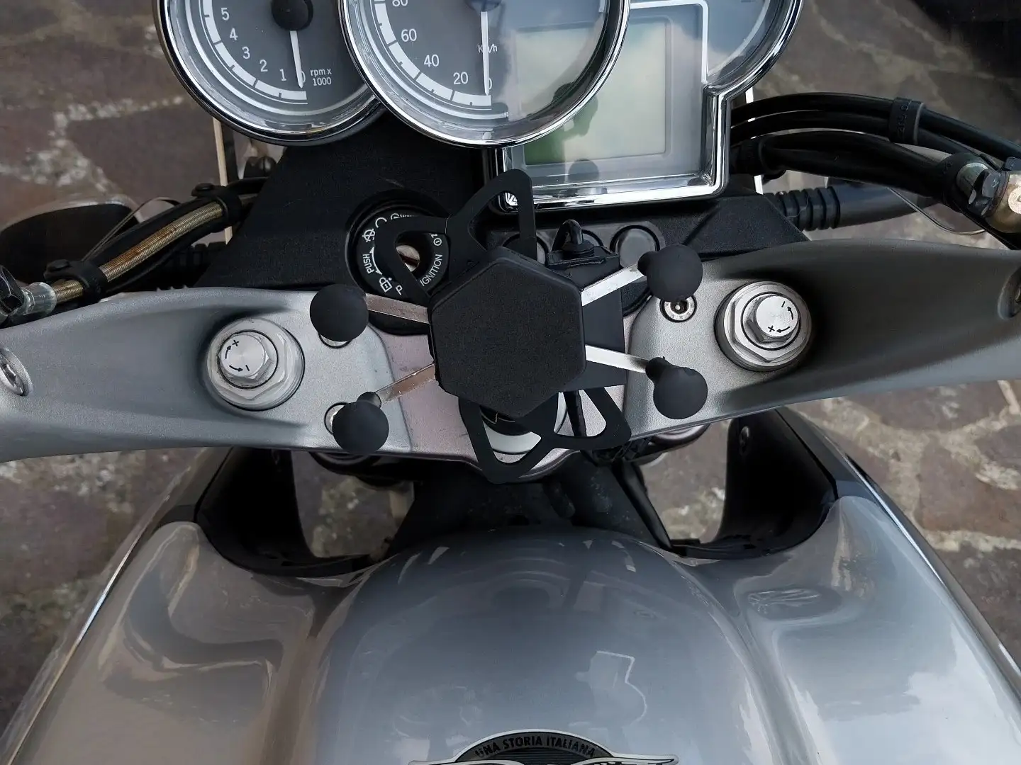 Moto Guzzi Breva 1200 Base Argent - 2