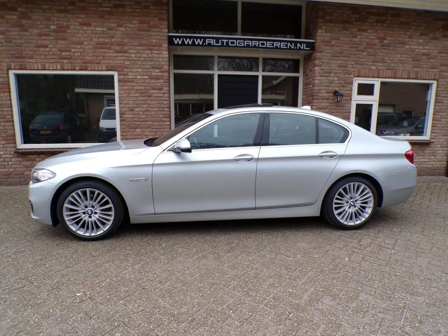 BMW 520 5-serie 520i Automaat / Leder / Navi / Schuifdak Grey - 2