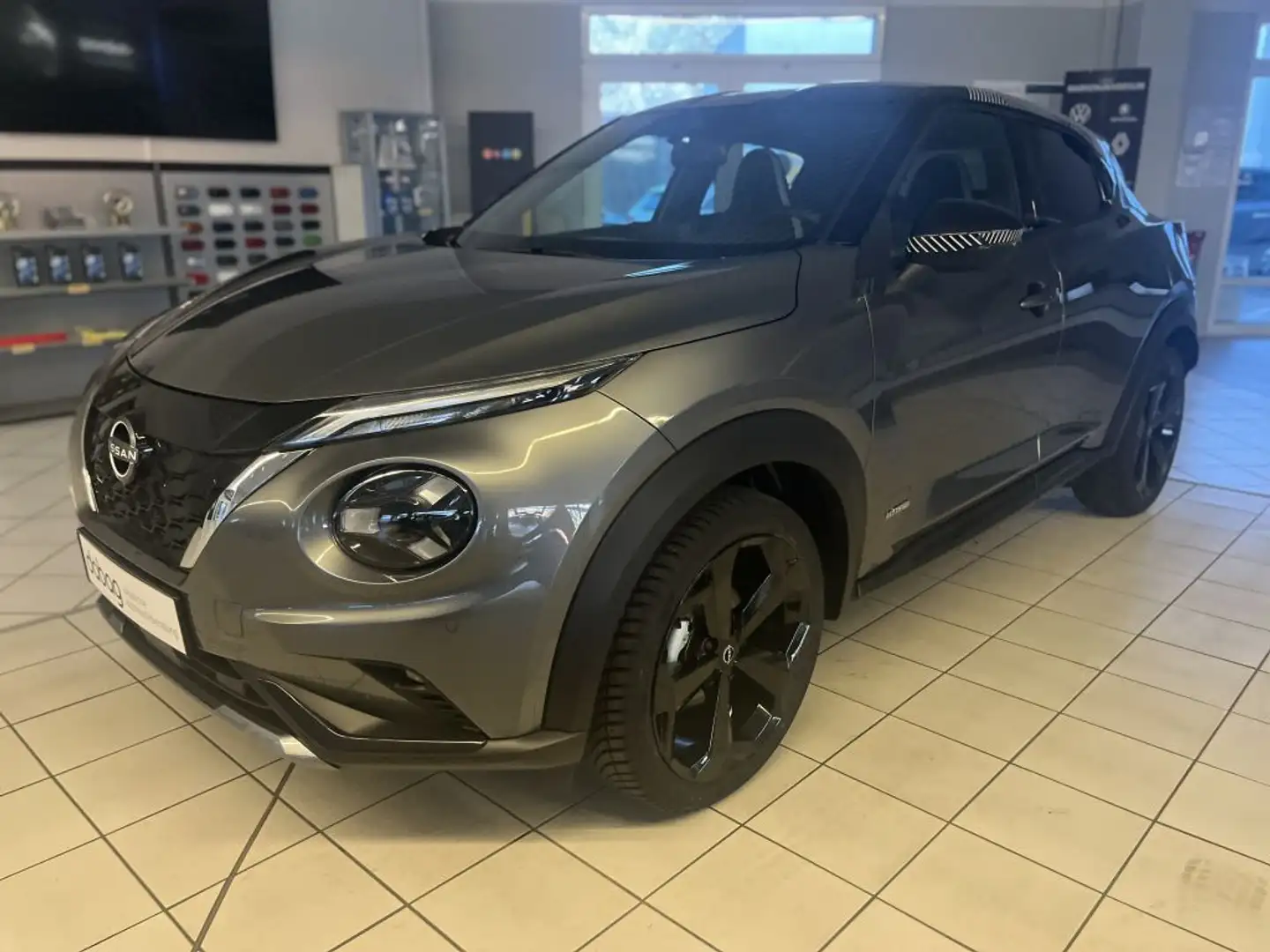 Nissan Juke 1.6 Hybrid 4AMT Tekna Grau - 1