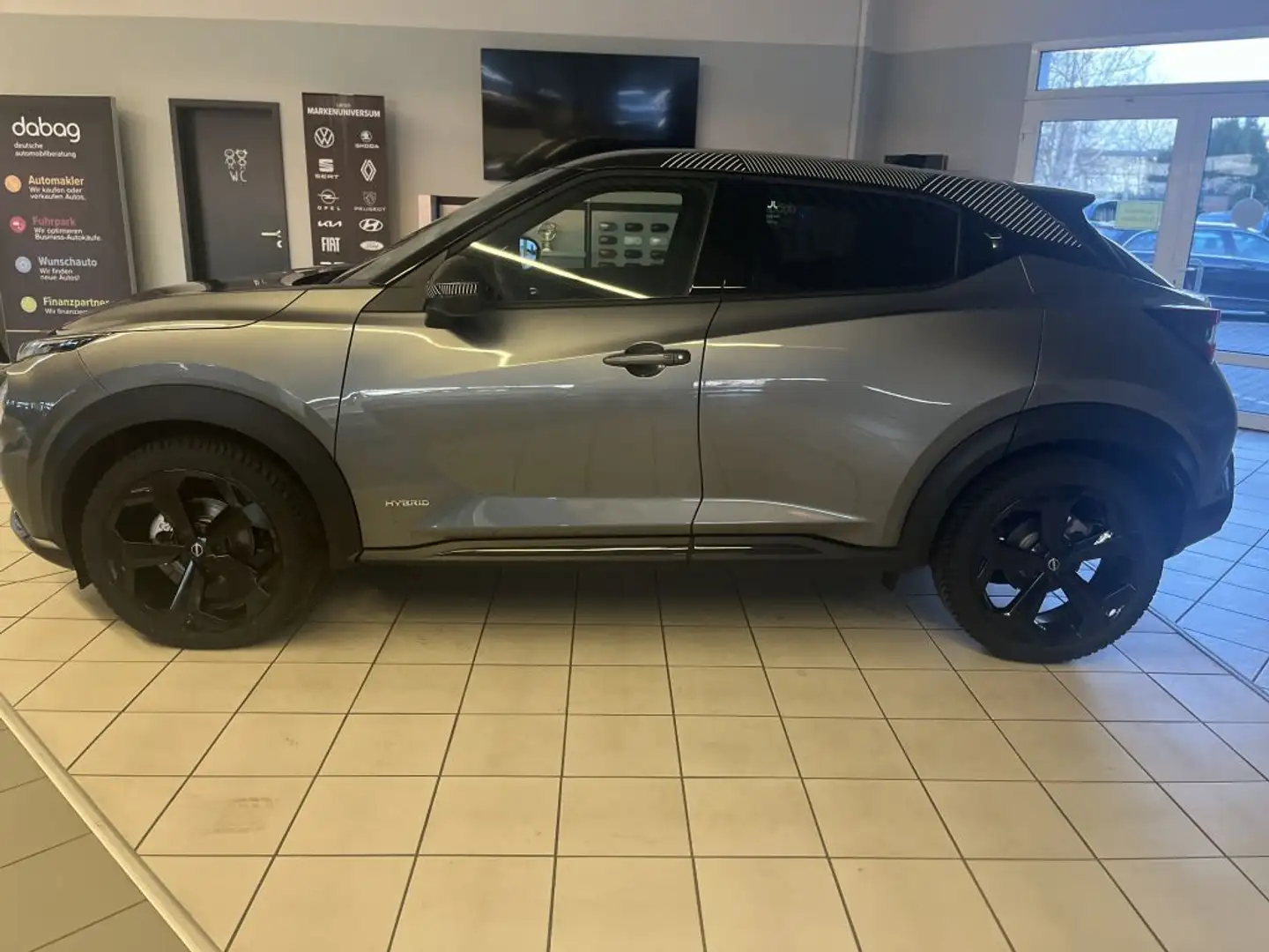 Nissan Juke 1.6 Hybrid 4AMT Tekna Grau - 2
