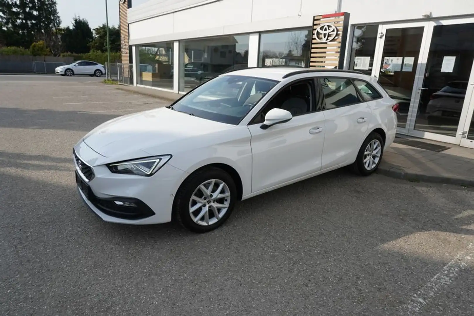 SEAT Leon ST 2,0 TDI DSG *LED*KAMERA*SHZ*KEYLESS* Weiß - 2