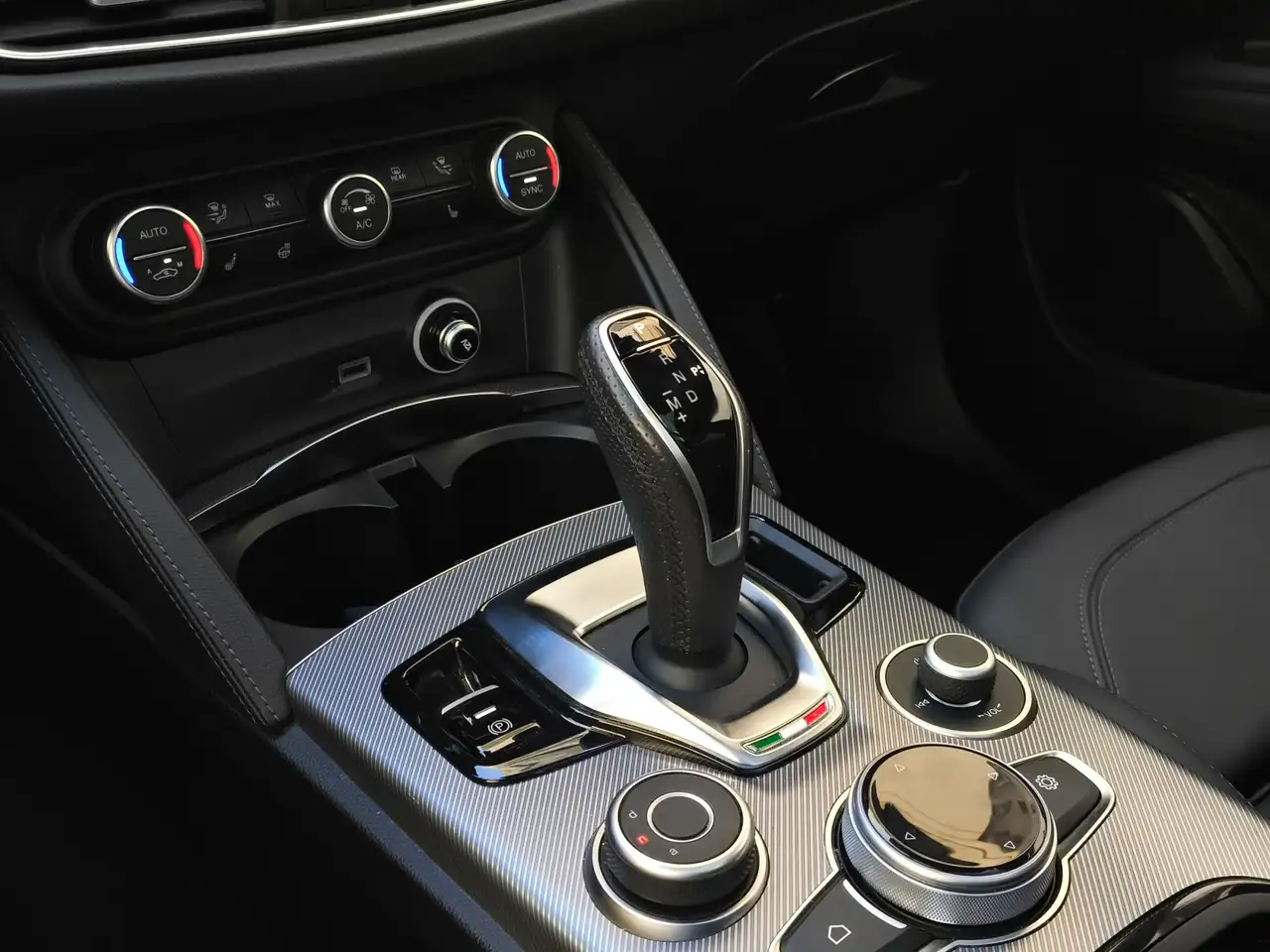 Alfa Romeo Stelvio 2024 — фото 12