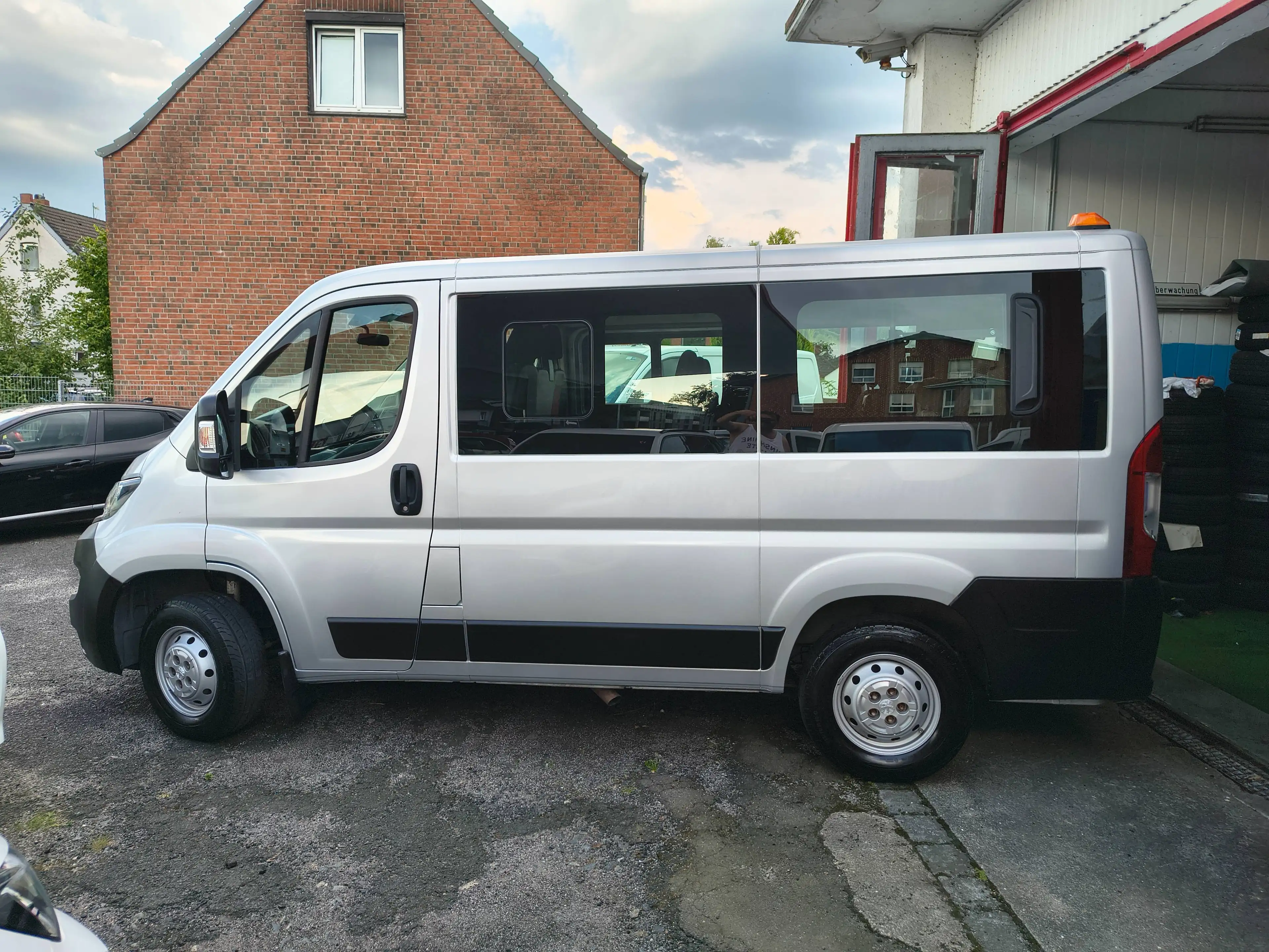 Peugeot Boxer 330 L1H1 Active Blue-HDi 140 Rollstuhlrampe — photo 2
