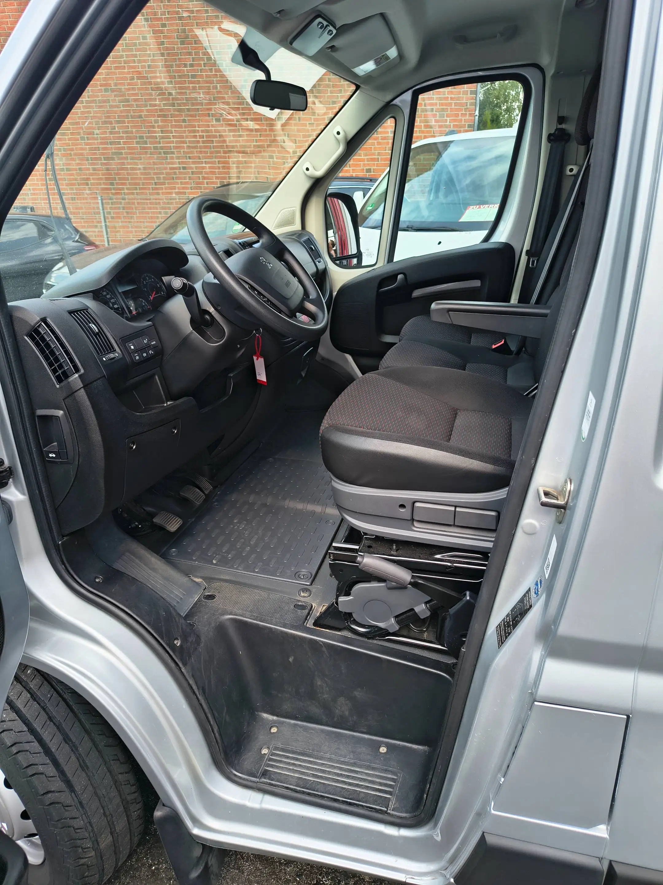 Peugeot Boxer 330 L1H1 Active Blue-HDi 140 Rollstuhlrampe — photo 14