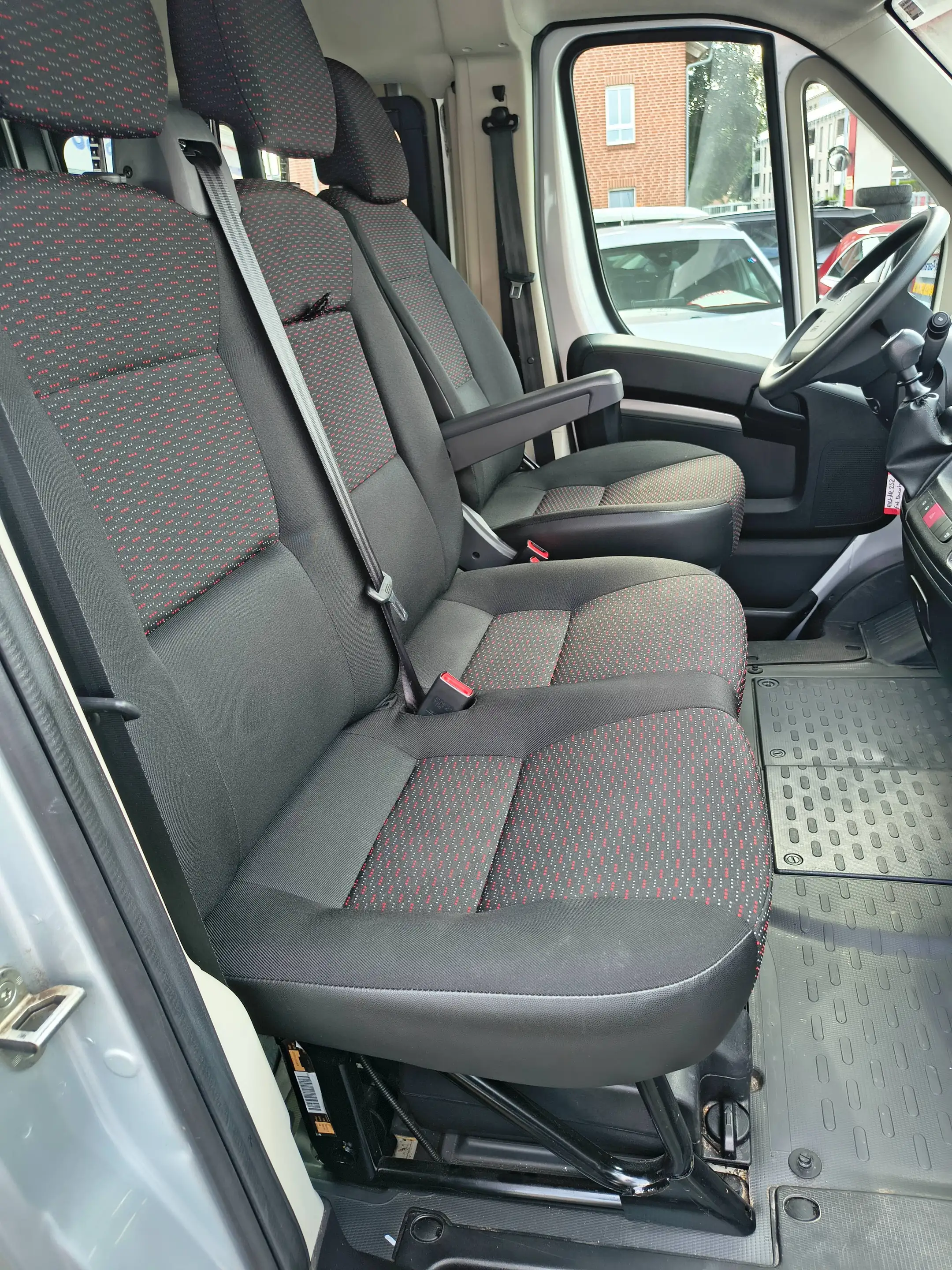 Peugeot Boxer 330 L1H1 Active Blue-HDi 140 Rollstuhlrampe — photo 10
