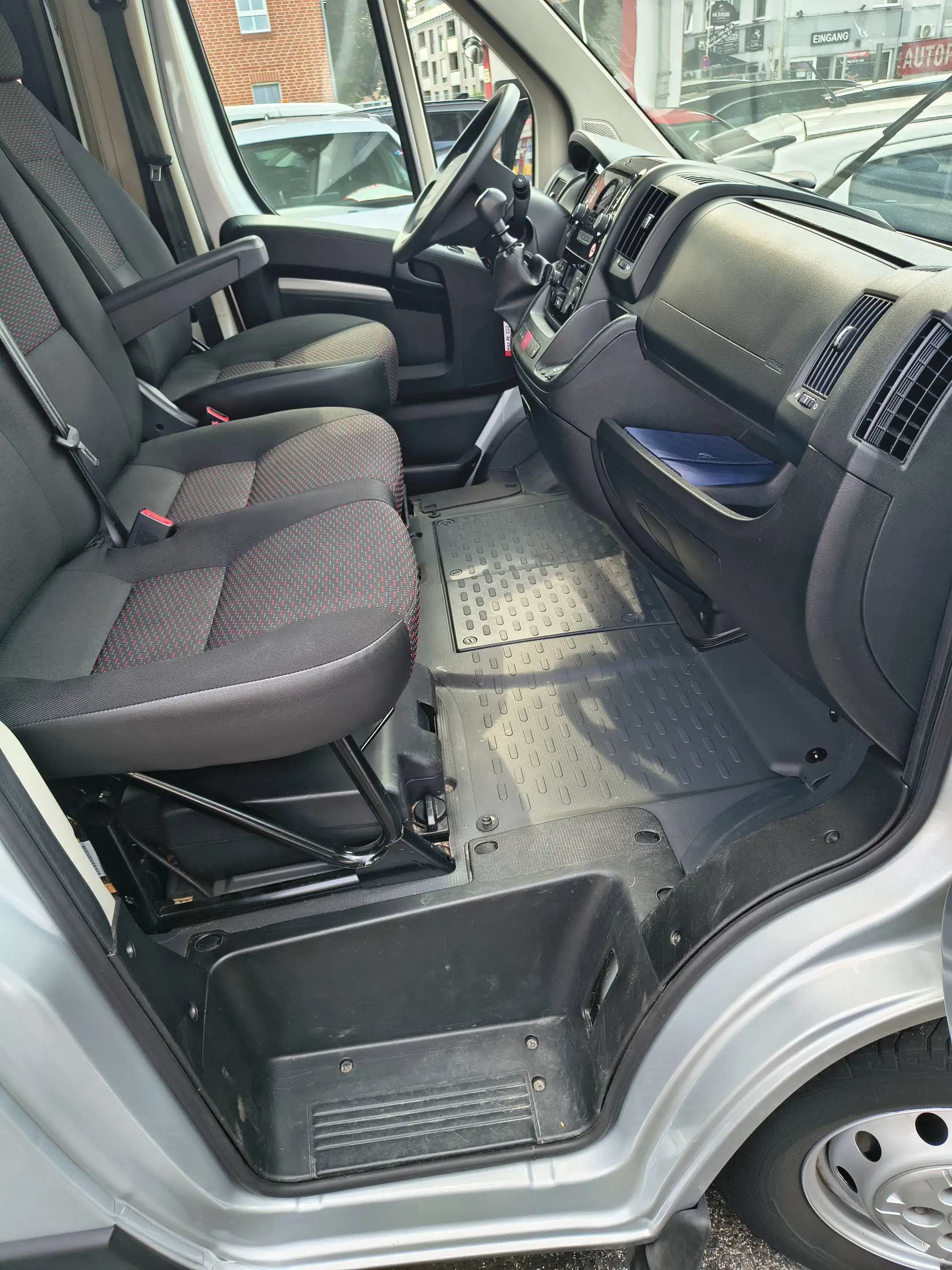 Peugeot Boxer 330 L1H1 Active Blue-HDi 140 Rollstuhlrampe — photo 11