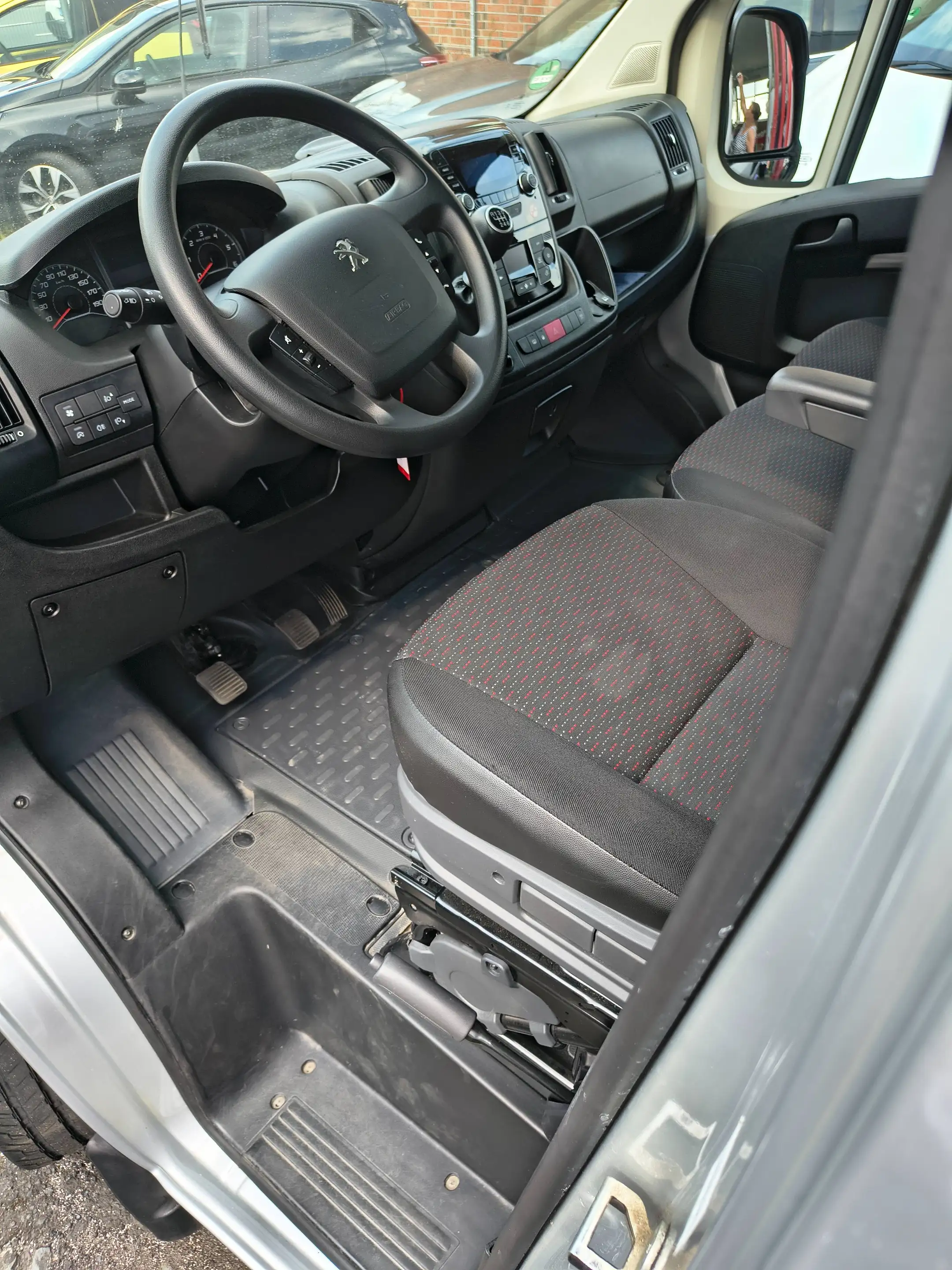 Peugeot Boxer 330 L1H1 Active Blue-HDi 140 Rollstuhlrampe — photo 13