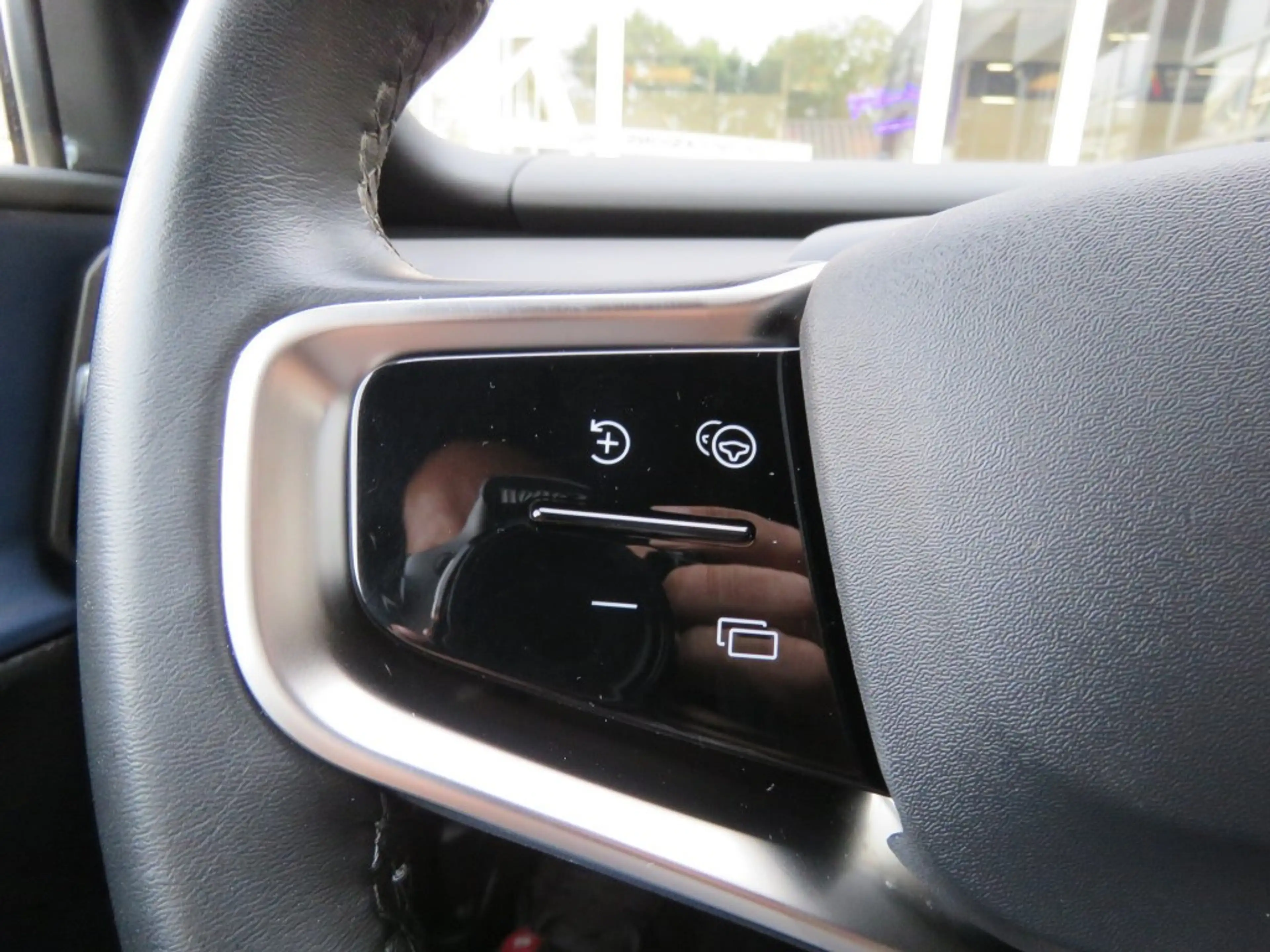 Volvo EX30 EXTENDED CORE 69 KWH / Trekhaak / Camera / BOVAG g — photo 25