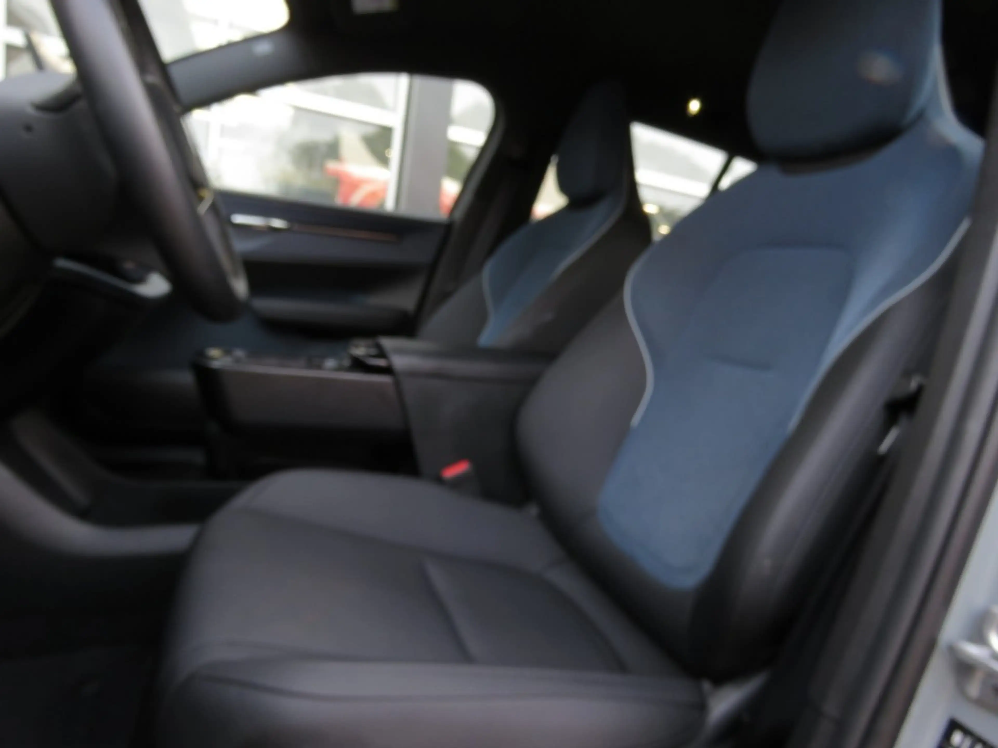 Volvo EX30 EXTENDED CORE 69 KWH / Trekhaak / Camera / BOVAG g — photo 23