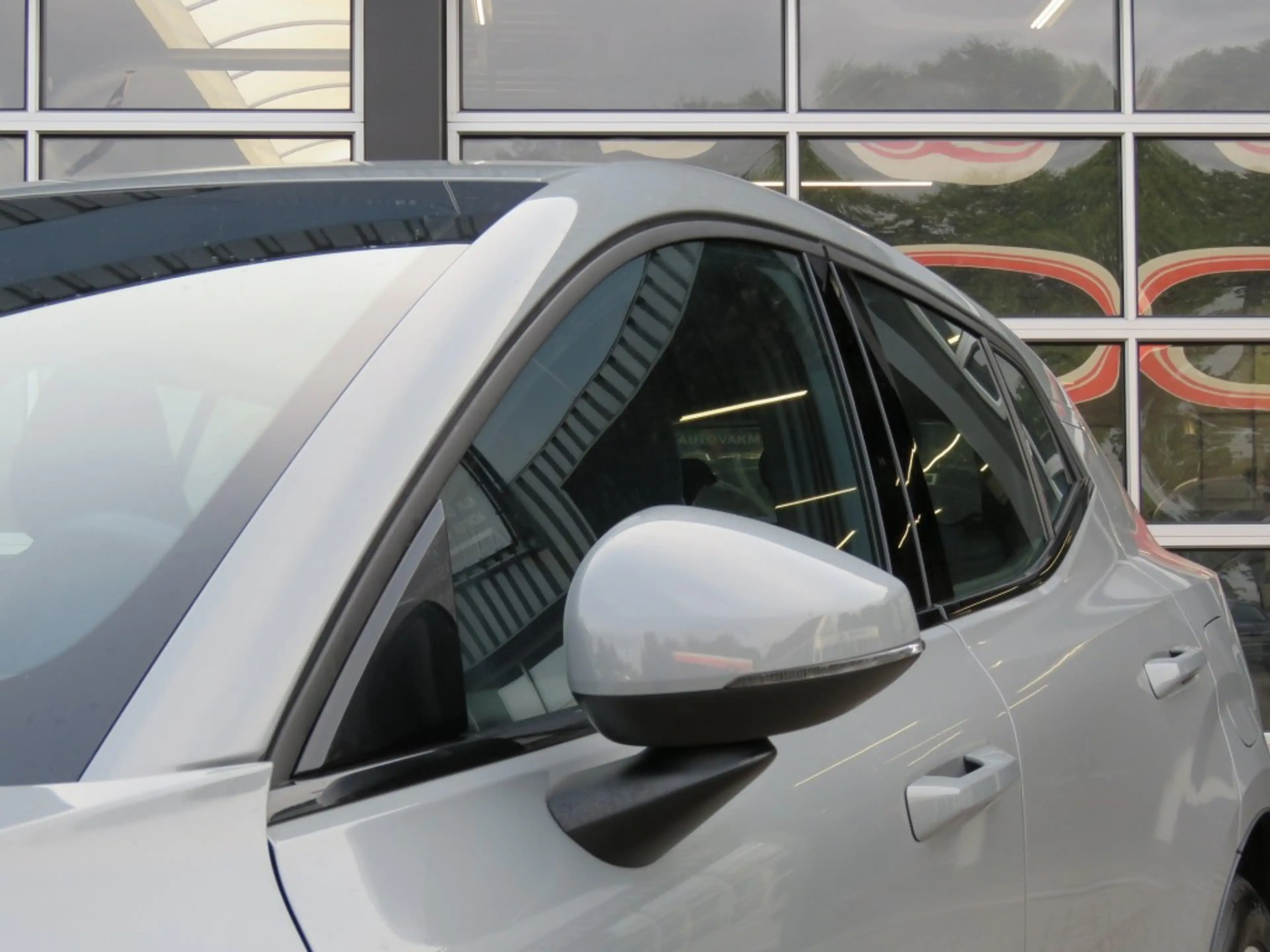 Volvo EX30 EXTENDED CORE 69 KWH / Trekhaak / Camera / BOVAG g — photo 10