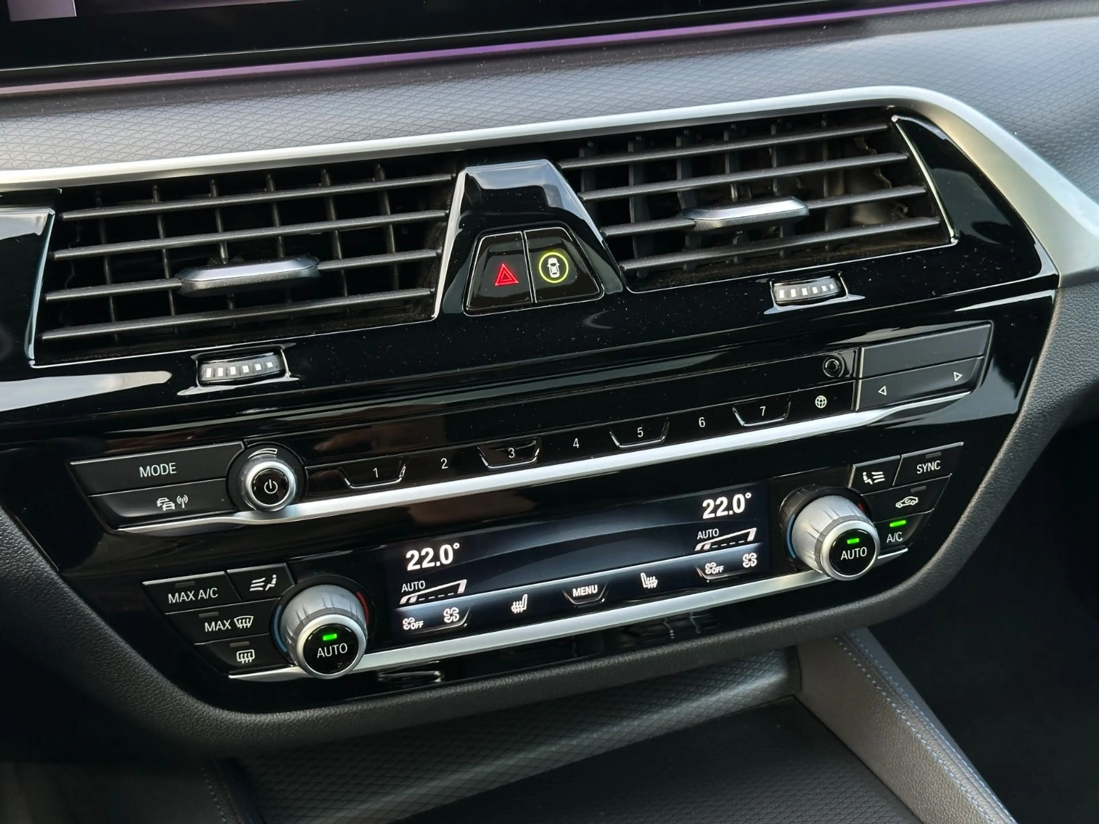 BMW 520 d T M Sport Pano Kamera AHK Head Up Harman K — photo 18