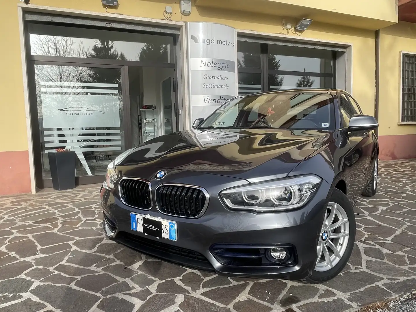 BMW 118 Serie 1 F/20-21 2015 118d Advantage 5p auto Gris - 2