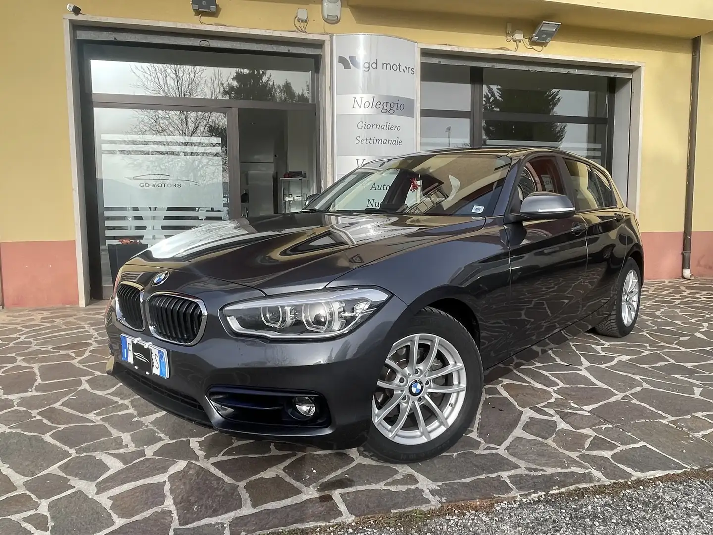 BMW 118 Serie 1 F/20-21 2015 118d Advantage 5p auto Gris - 1