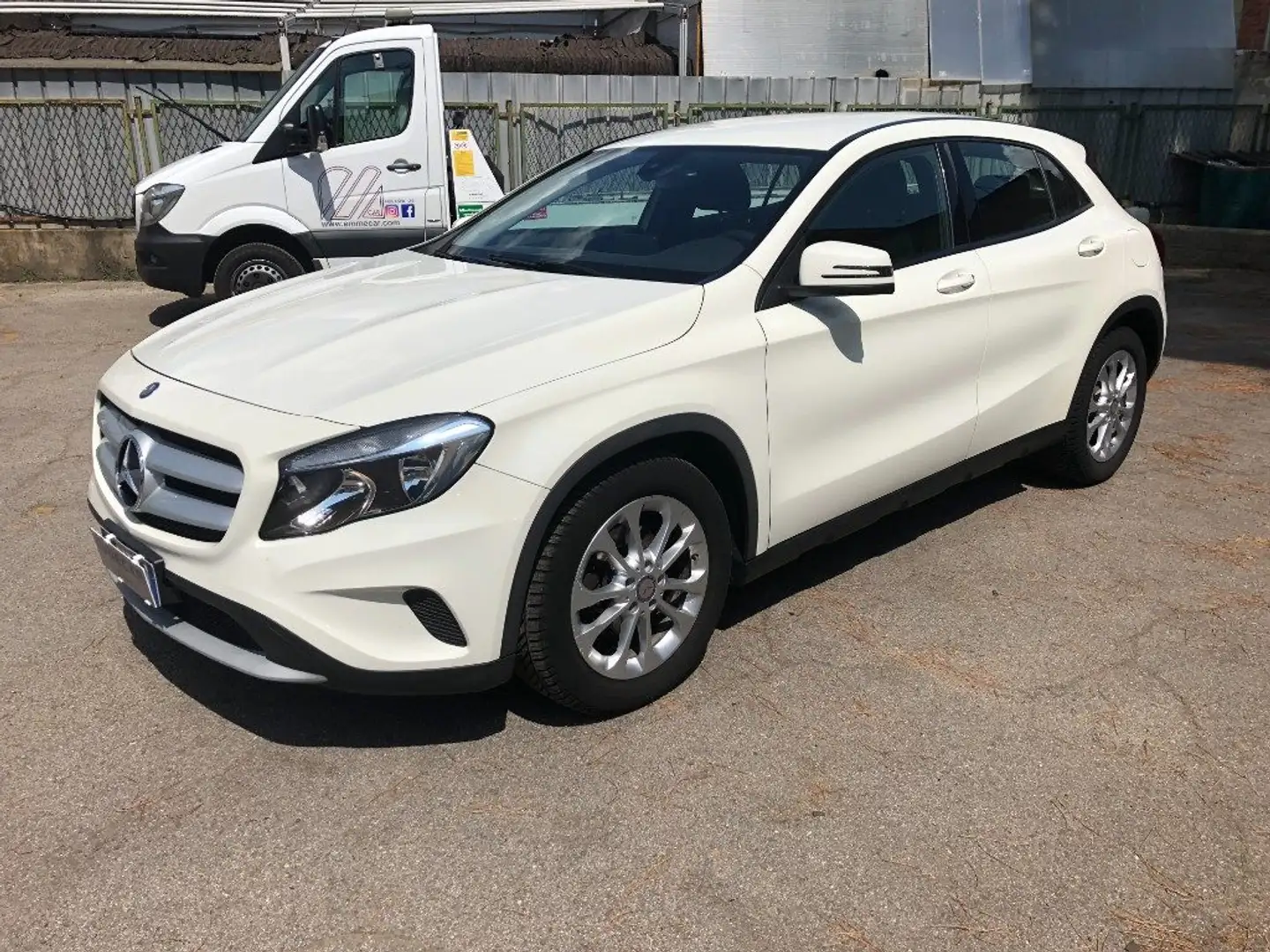Mercedes-Benz GLA 180 d Executive Blanc - 1