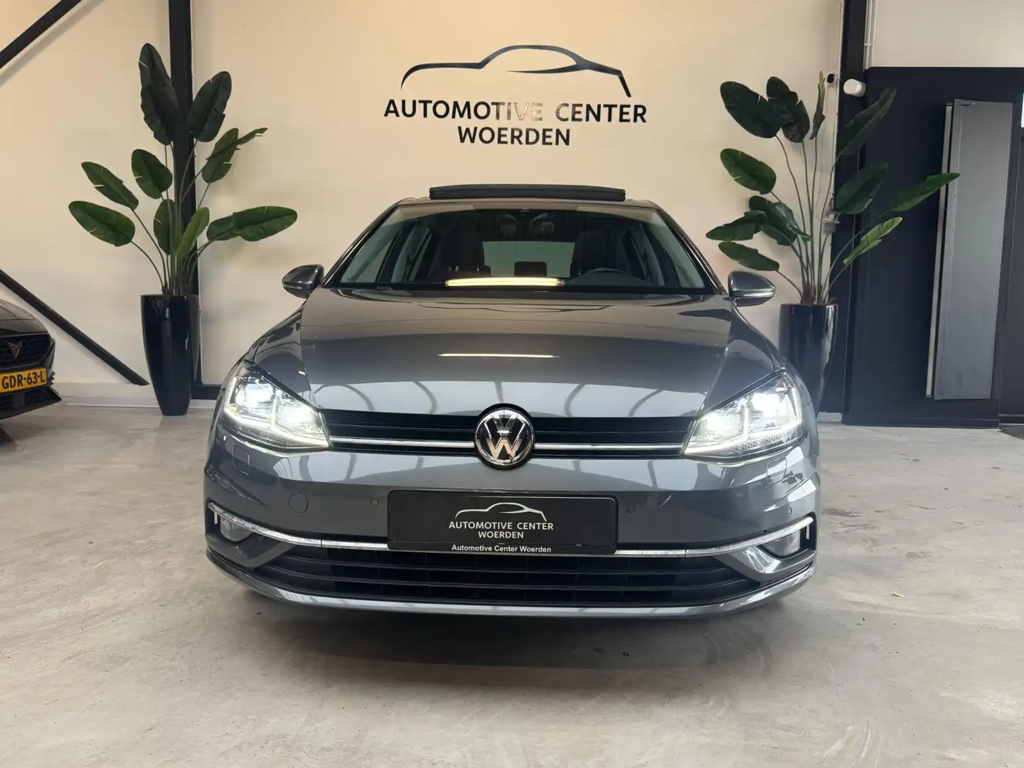 Volkswagen Golf 1.5 TSI Highline PANO DSG LED NAVI CLIMA Grijs - 2