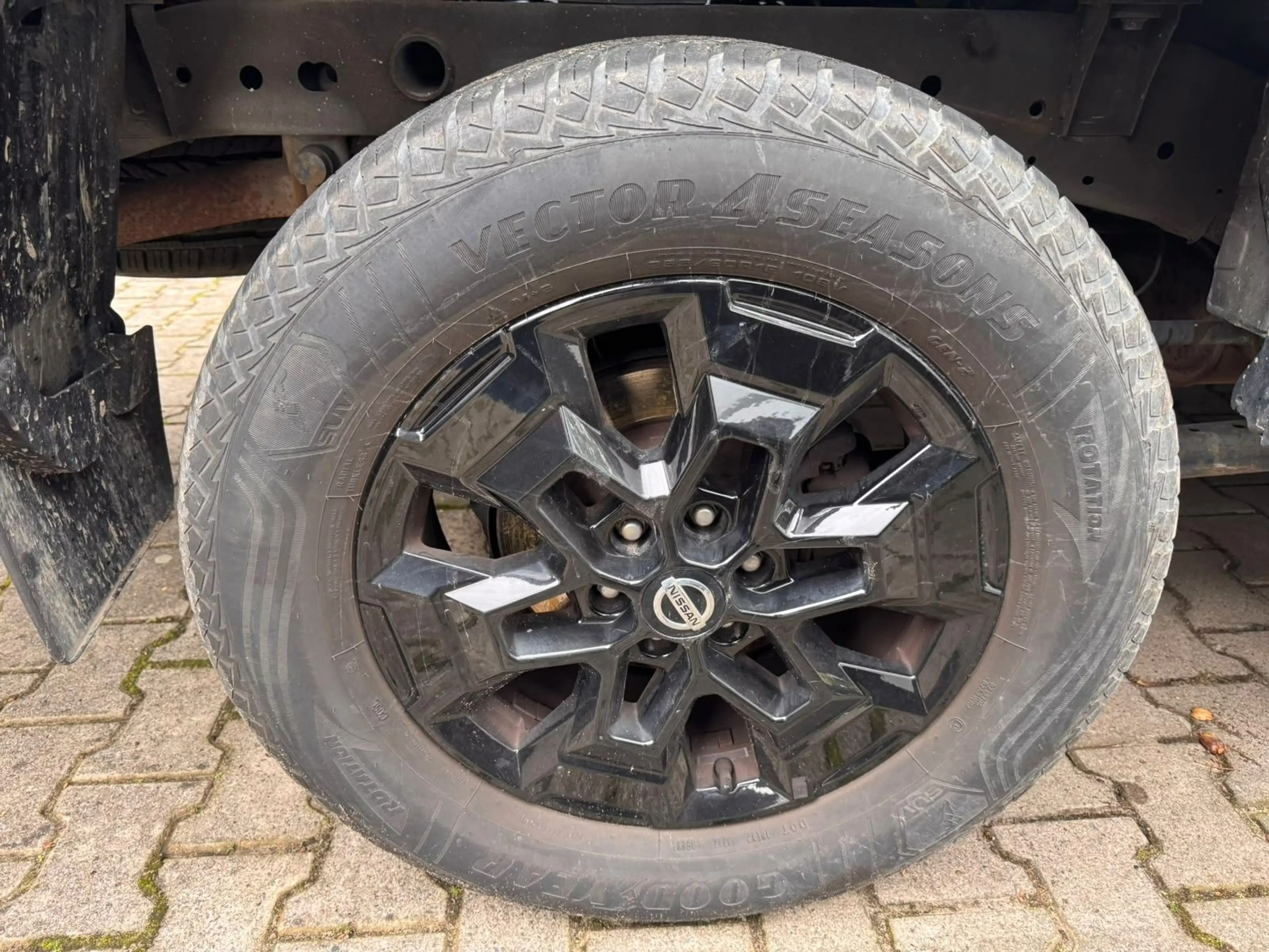 Nissan Navara NP300 N-Guard Double Cab 4x4 — photo 8