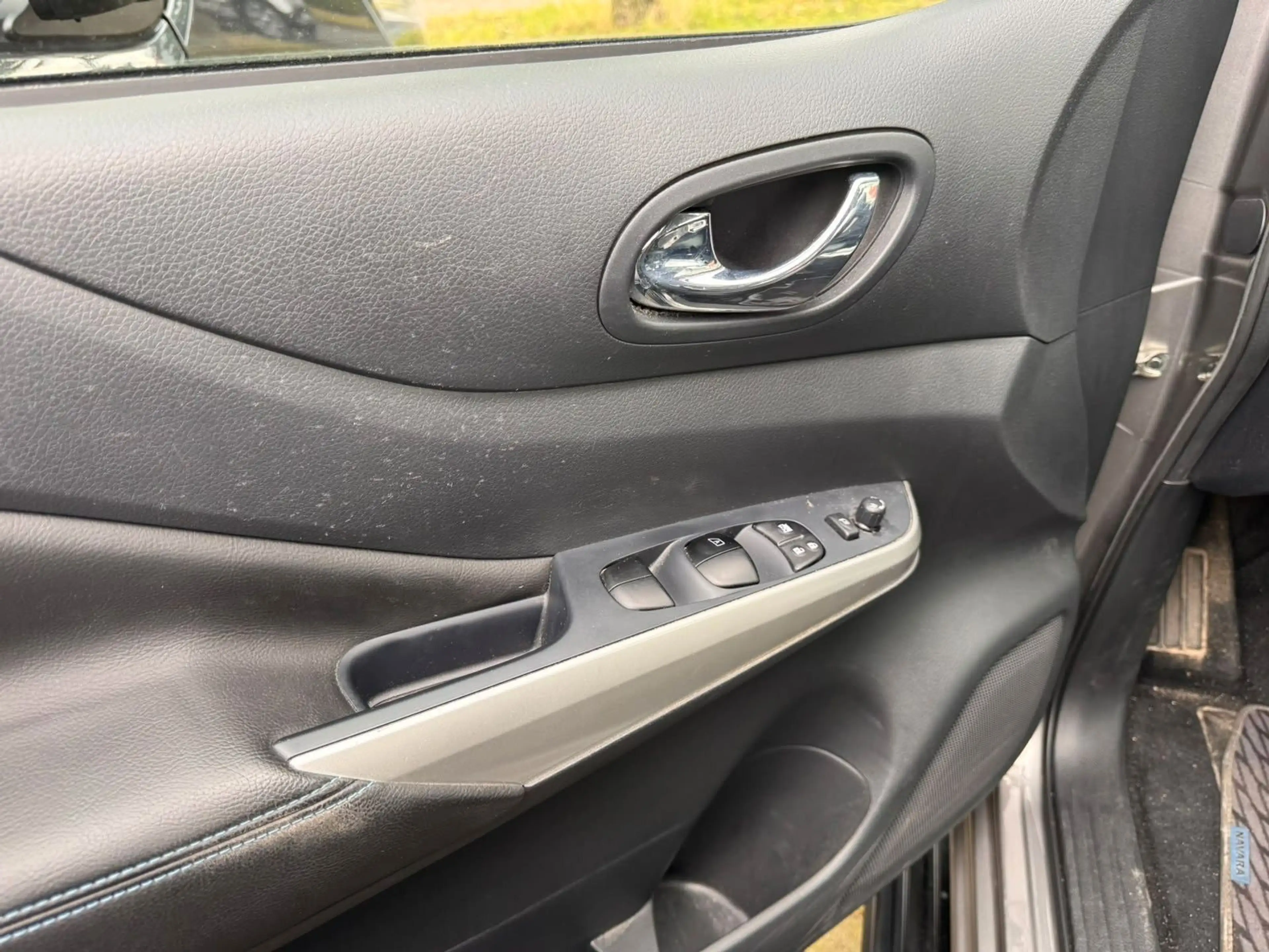 Nissan Navara NP300 N-Guard Double Cab 4x4 — photo 9