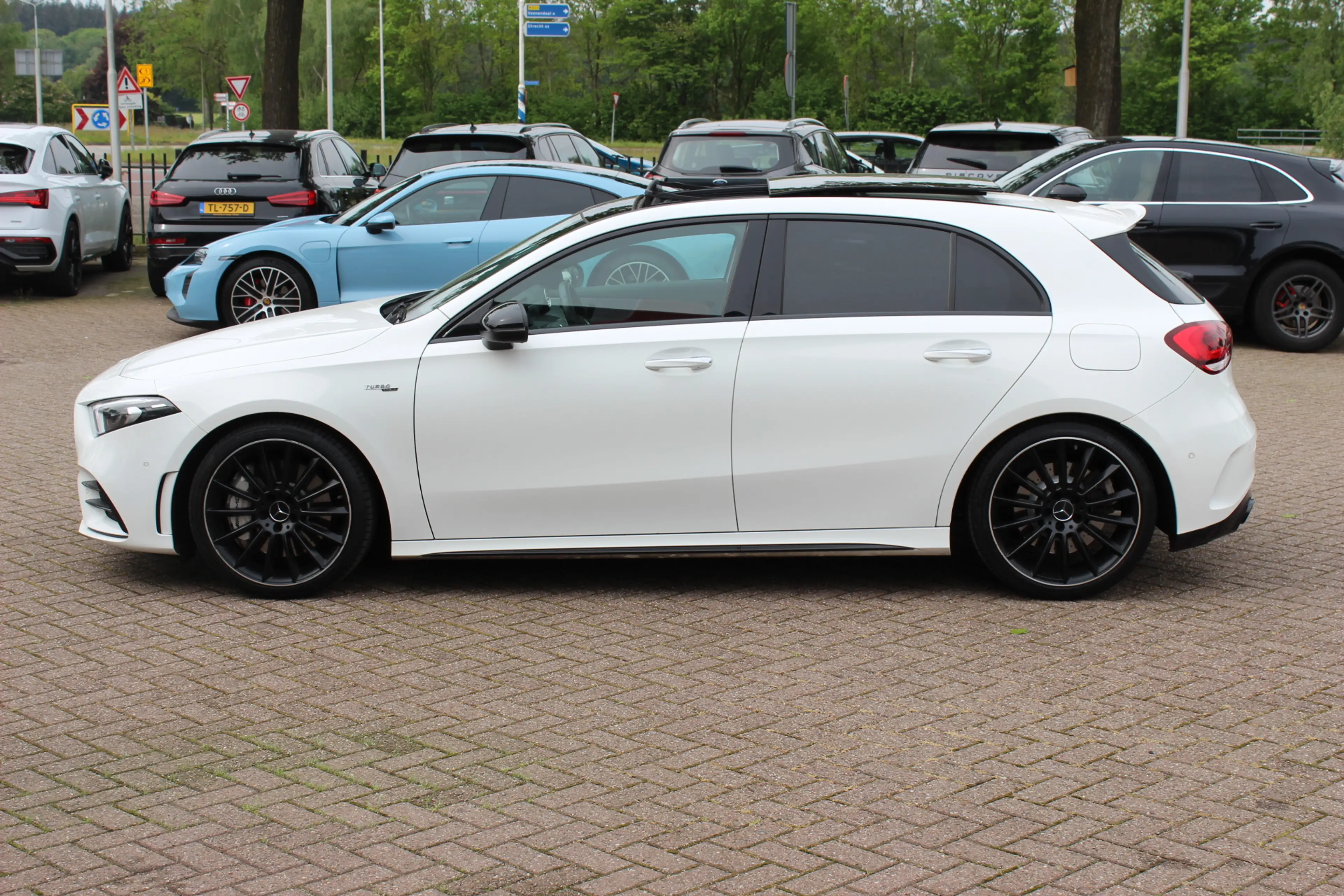 Mercedes-Benz A 35 AMG 4MATIC Premium / Panoramadak / Camera / Burmester — photo 7