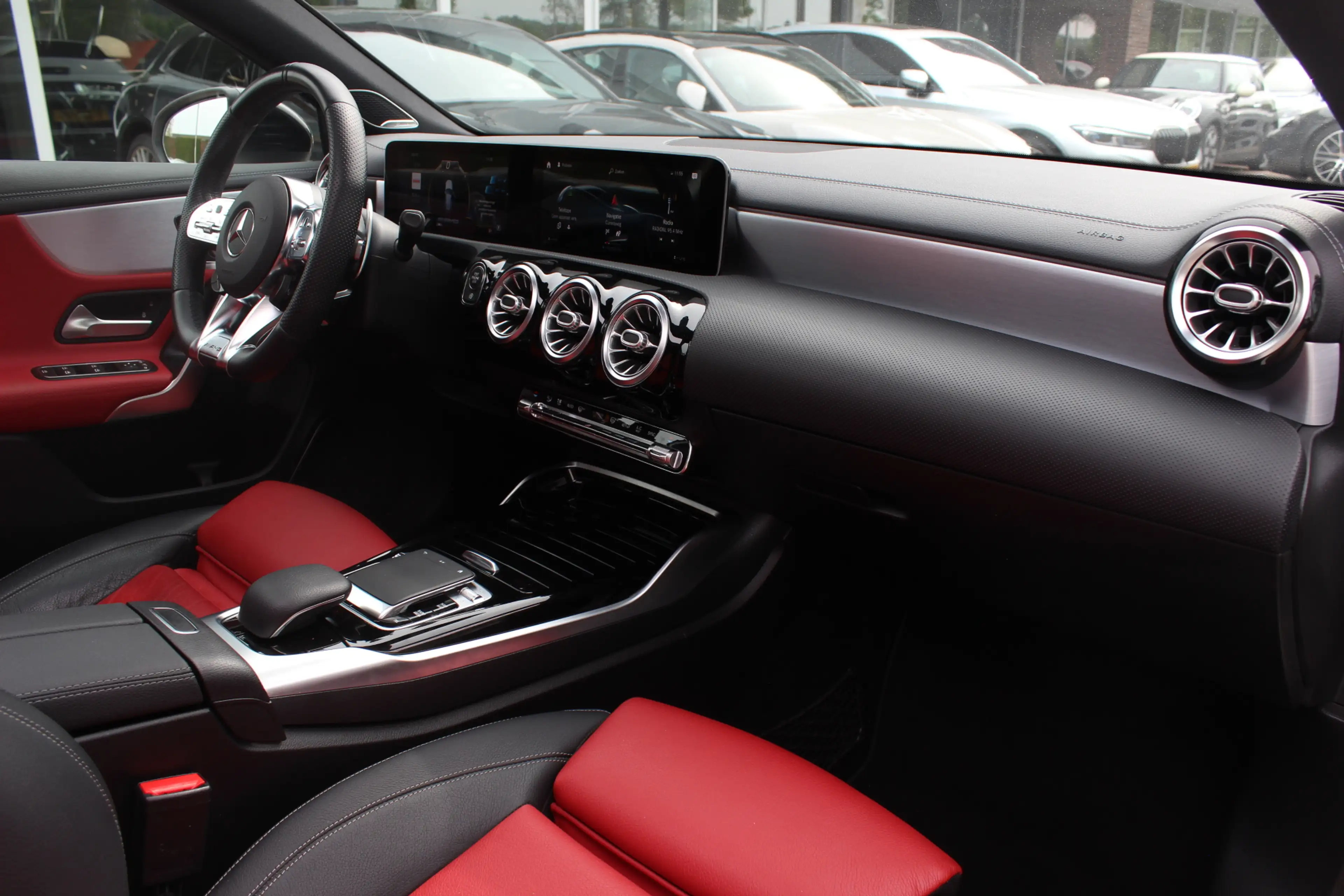 Mercedes-Benz A 35 AMG 4MATIC Premium / Panoramadak / Camera / Burmester — photo 13