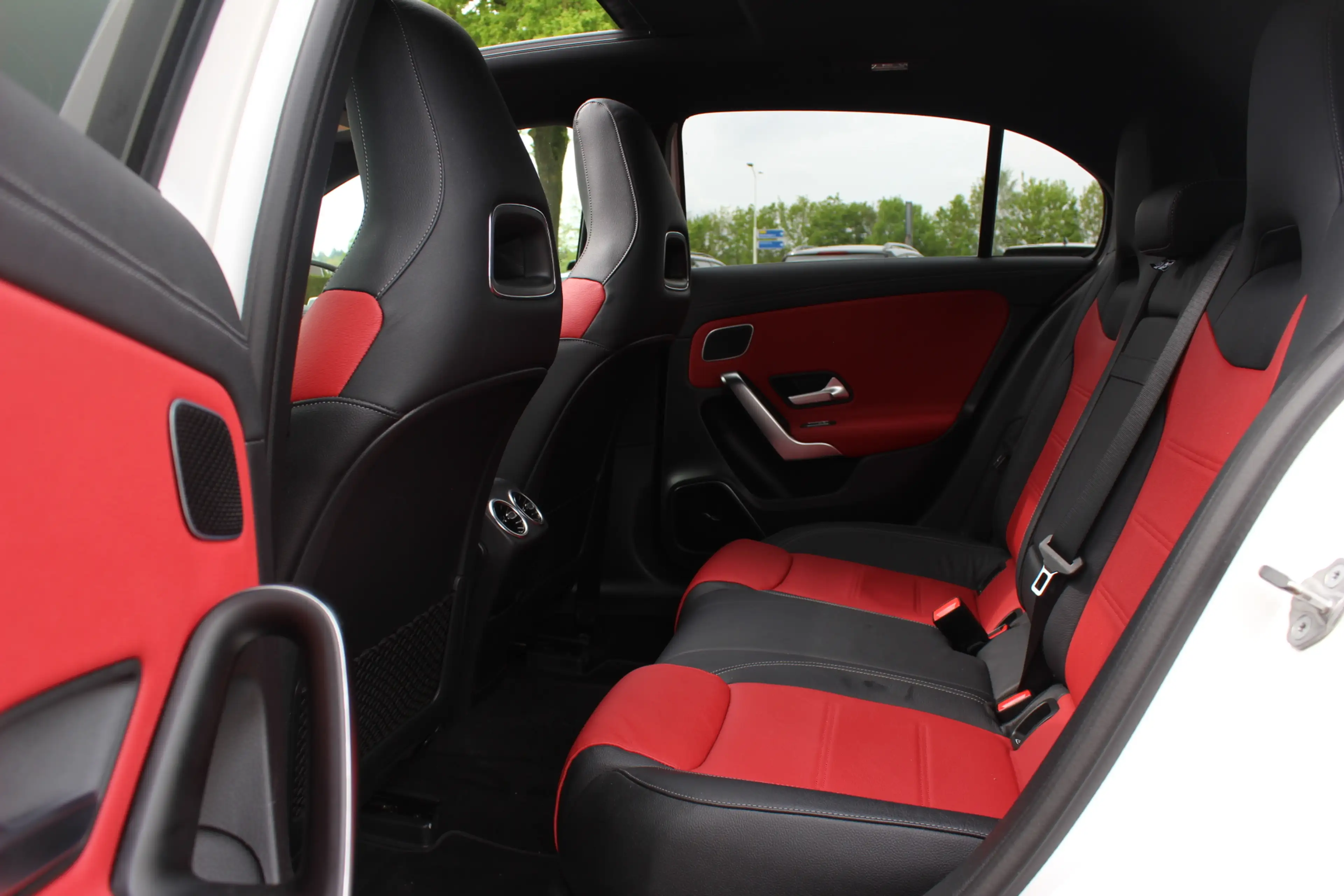 Mercedes-Benz A 35 AMG 4MATIC Premium / Panoramadak / Camera / Burmester — photo 11