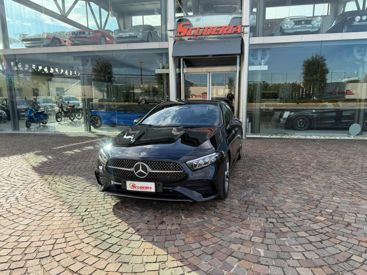 Mercedes-Benz A 200 Automatic AMG Line Advanced Plus Schwarz - 1