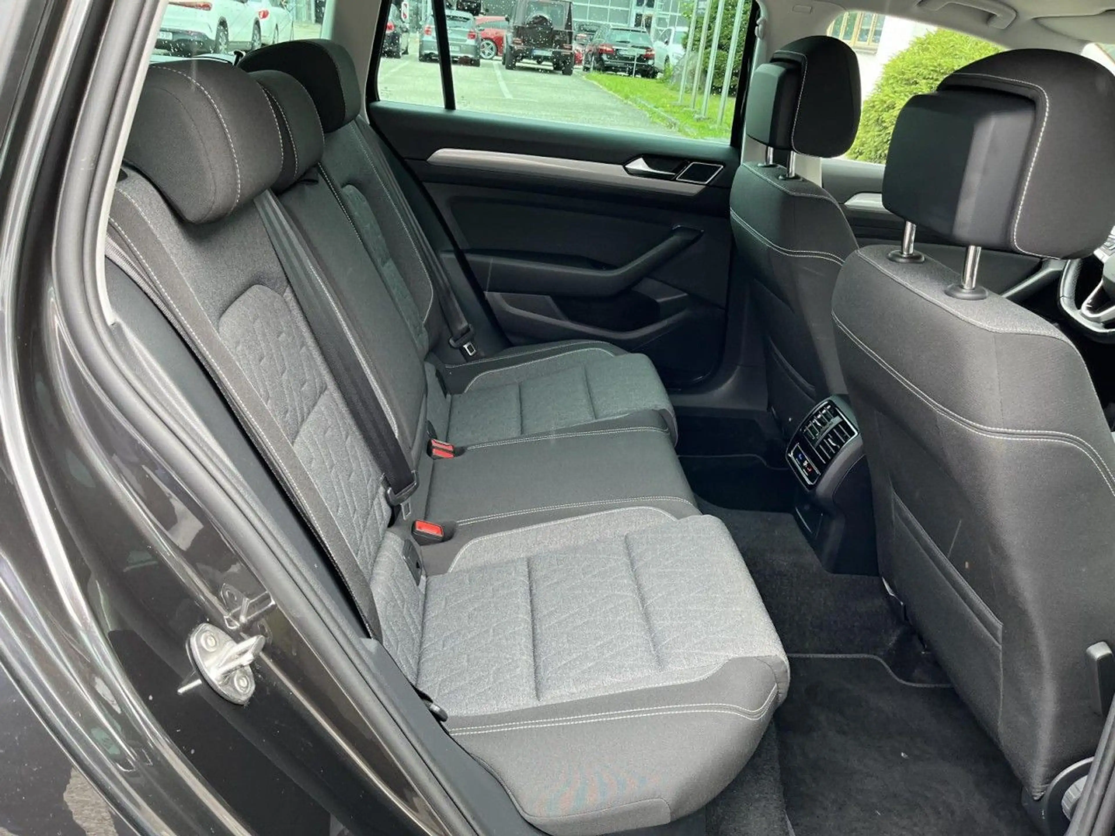 Volkswagen Passat Variant 2,0 TDI DSG Business (LED+Navi+AH — photo 11