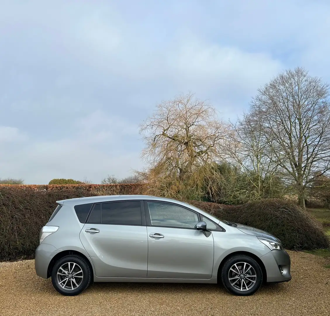 Toyota Verso 2.0 D-4D Skyview 114.000 KM PANORAMIQUE GPS CAMERA Grau - 2