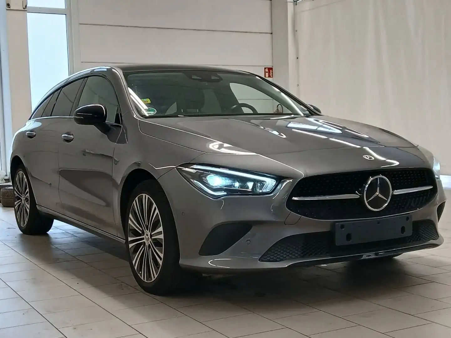 Mercedes-Benz CLA 250 Pano*Distro*Sportlenk*Mubeam*Night*18 Grau - 2