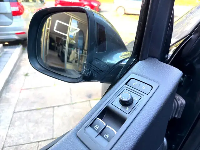 Volkswagen Multivan view 13
